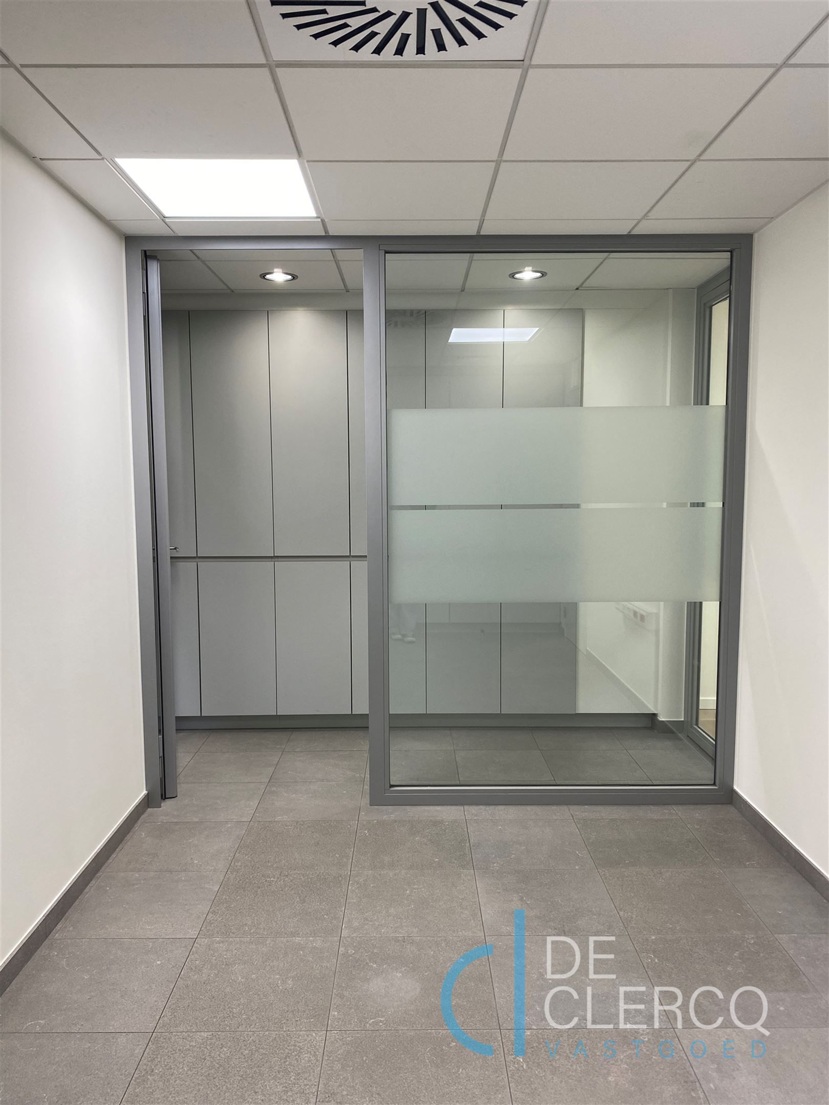 Nieuw, ruim kantoor met parking te huur centrum Lochristi!  foto 7