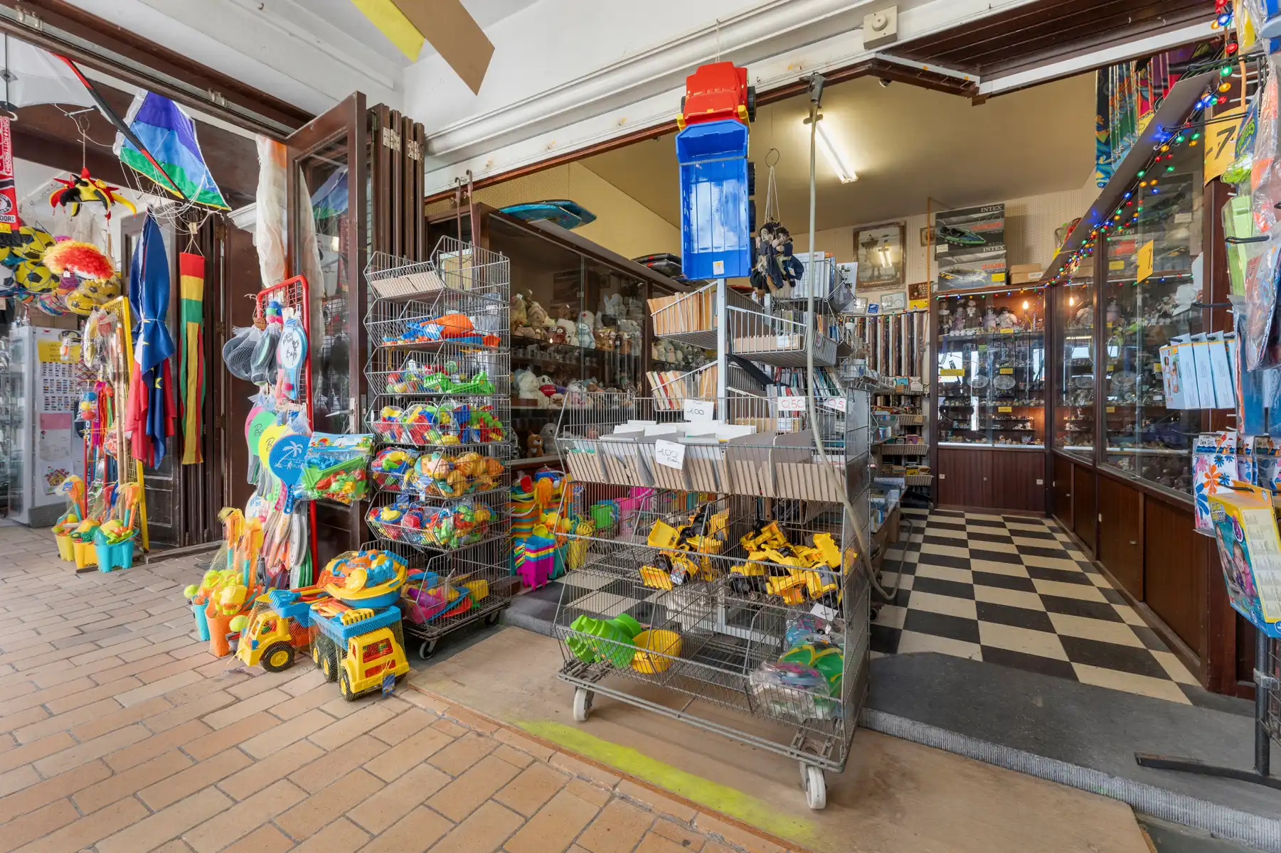 Dé strandwinkel van Sint-Idesbald staat te koop! foto 5