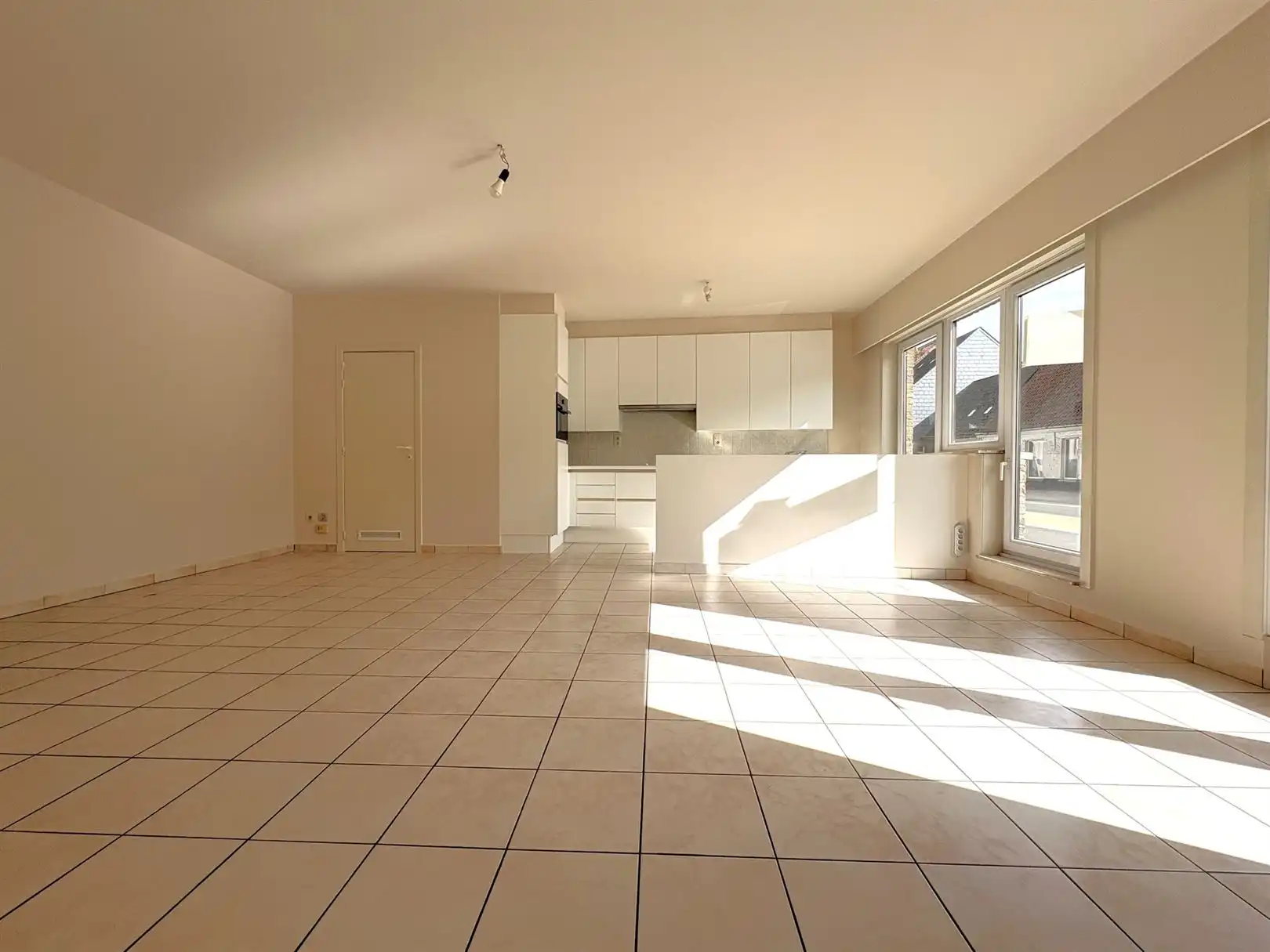 Volledig gerenoveerd gelijkvloers appartement foto 2