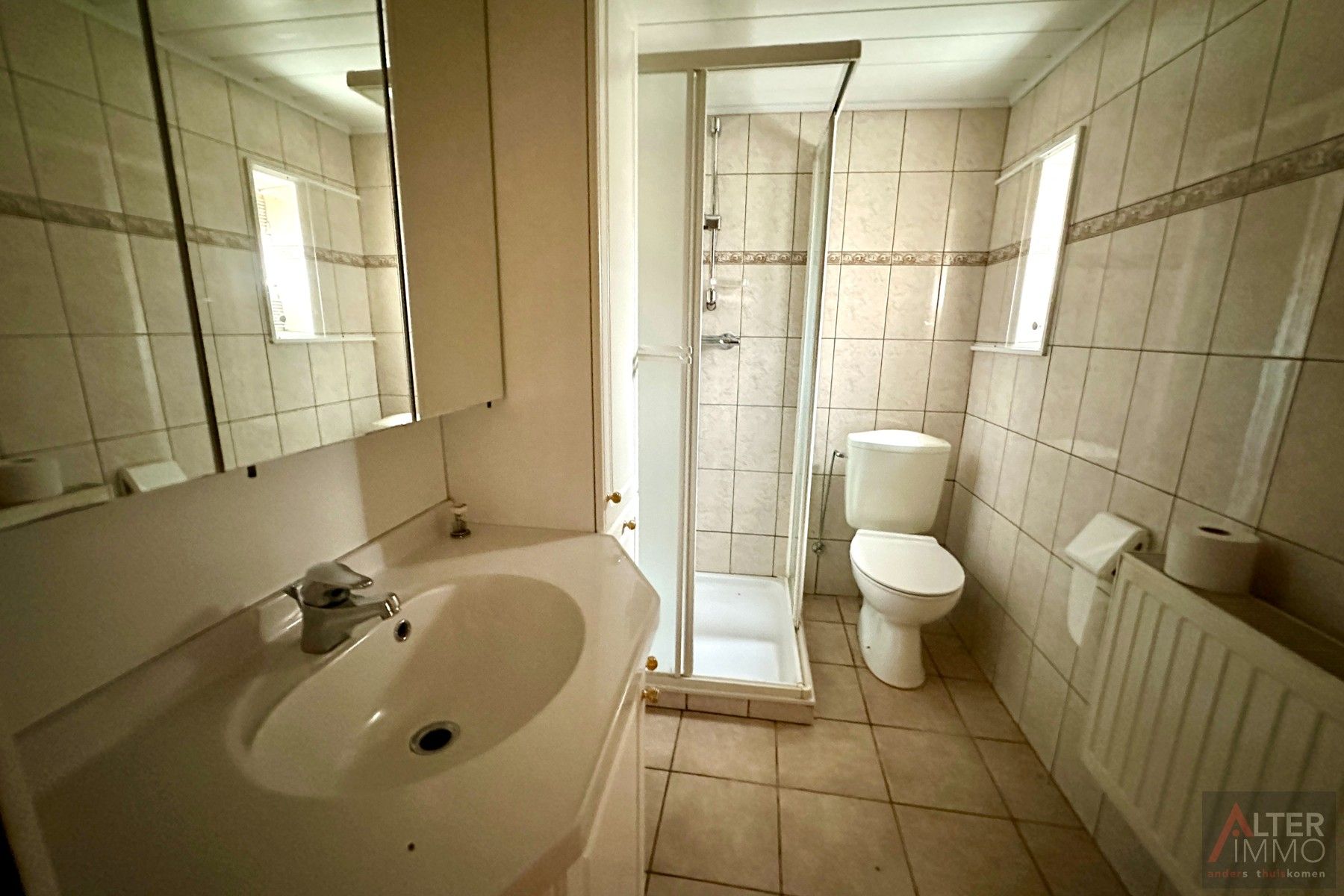 Te renoveren woning uit 1949 met achterbouw en garage op een hoekperceel van 5a 24ca. Deze open bebouwing ligt in een residentiële buurt. foto 13