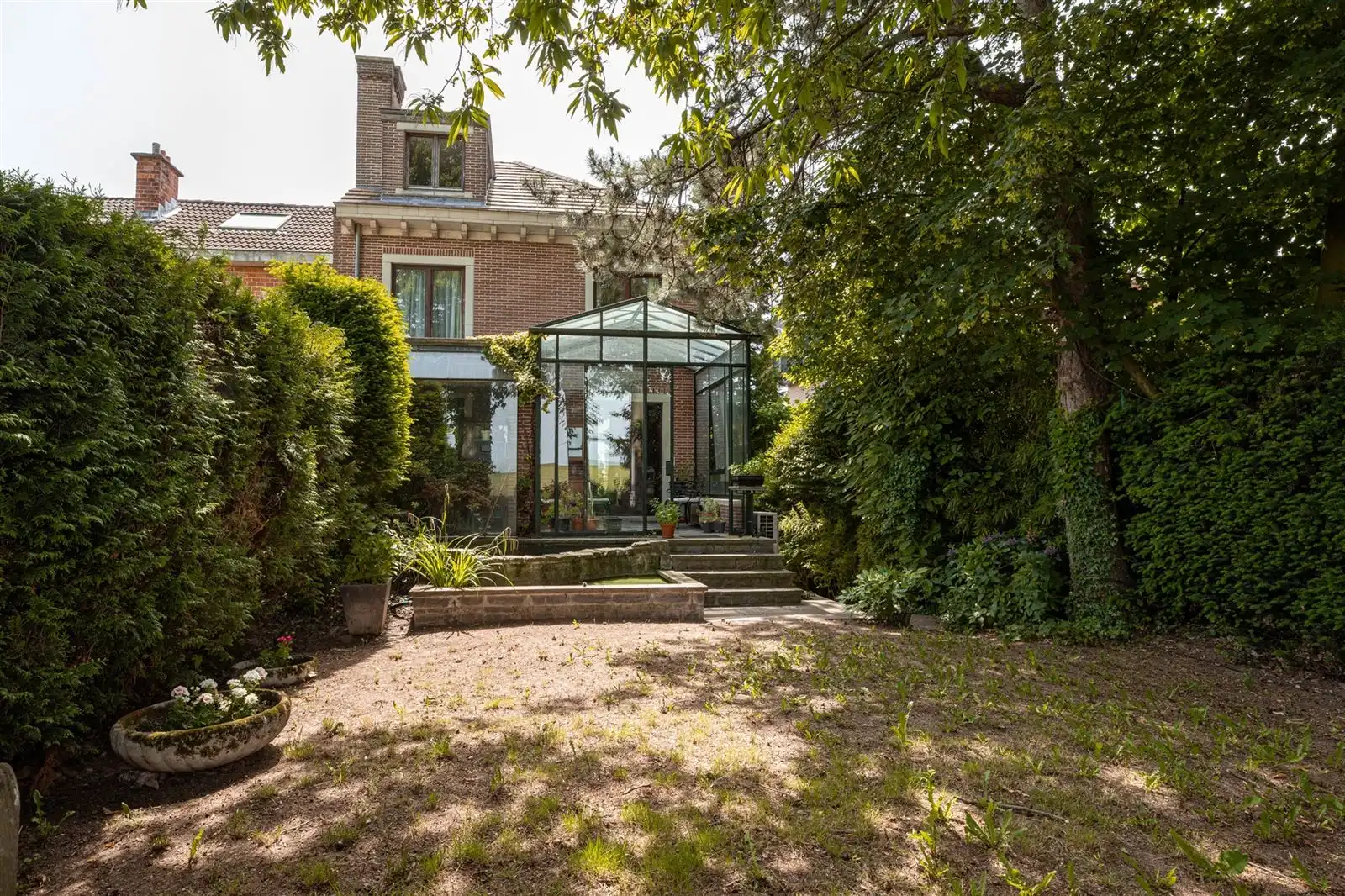 Karaktervol wonen in een groene omgeving foto {{pictureIndex}}