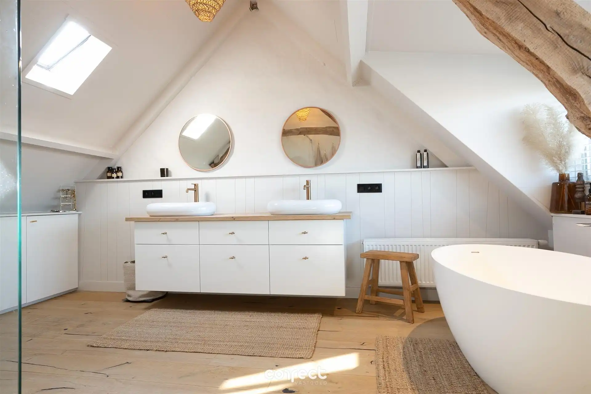 Smaakvolle, volledig gerenoveerde open bebouwing op rustige ligging. foto 12