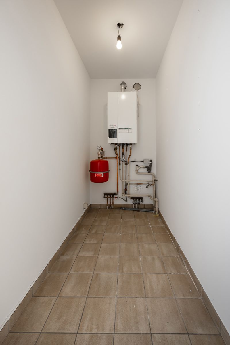 Handelszaak, twee appartementen en garageboxen foto 28