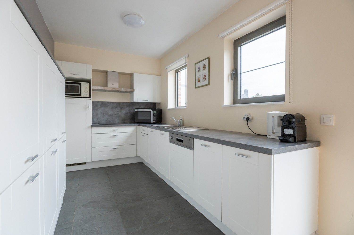 Instapklaar, luxueus appartement met 3 slaapkamers, zonnig terras & overdekte parkeerplaats in Kontich foto 3