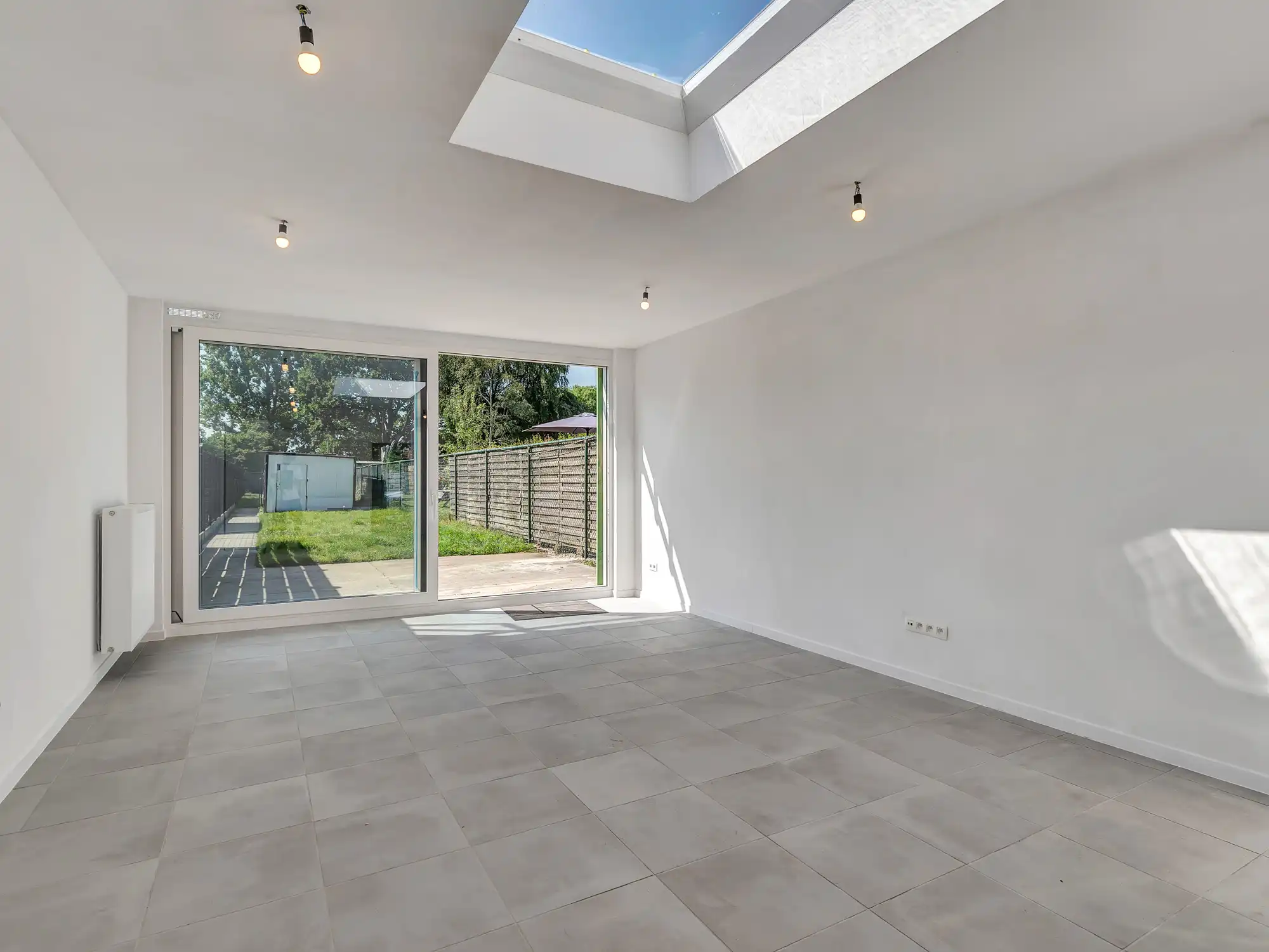 Gerenoveerde woning met ruime tuin en privéparking foto 4