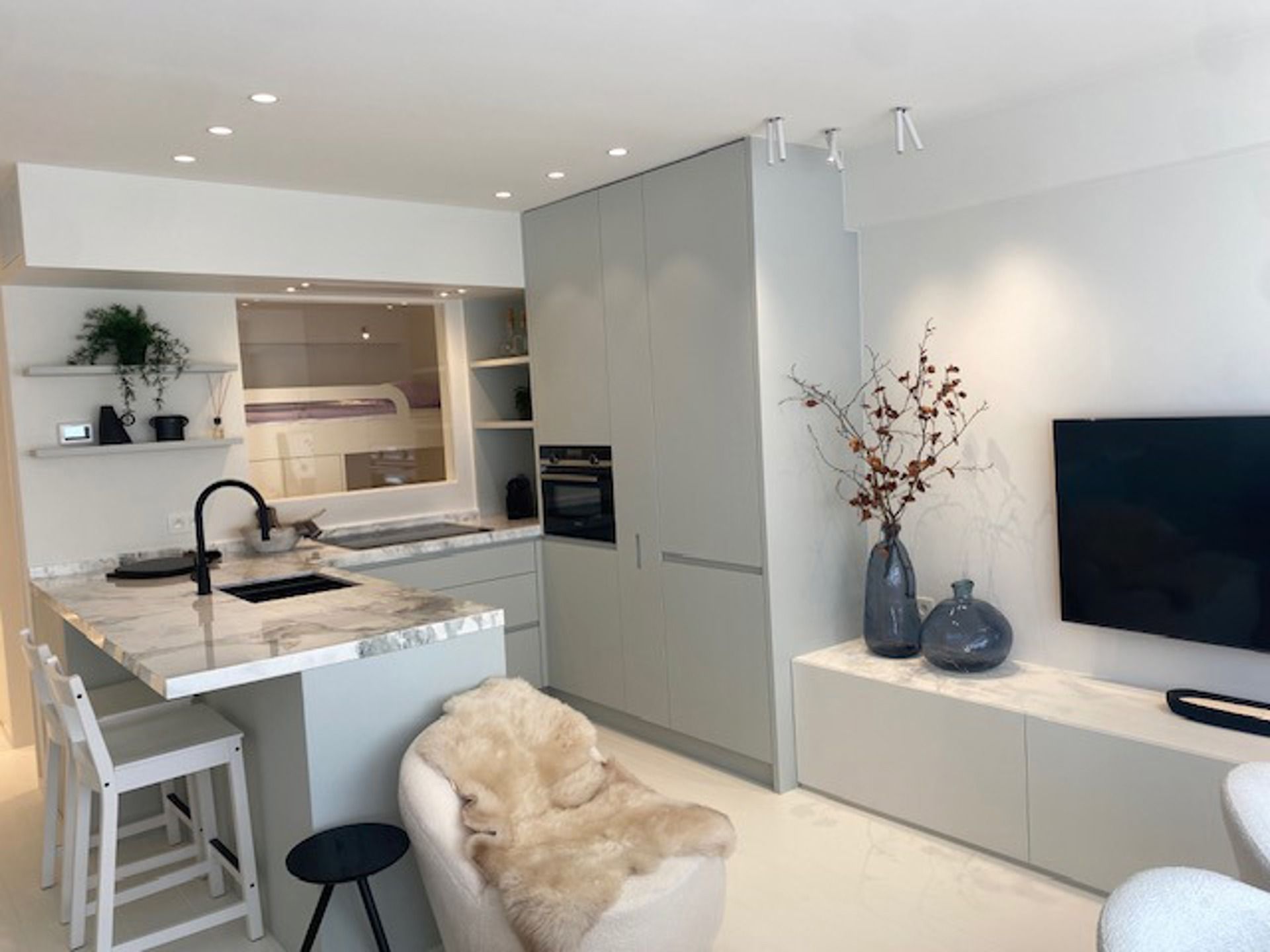 Prachtig gerenoveerd appartement op 100m van de zee. foto {{pictureIndex}}
