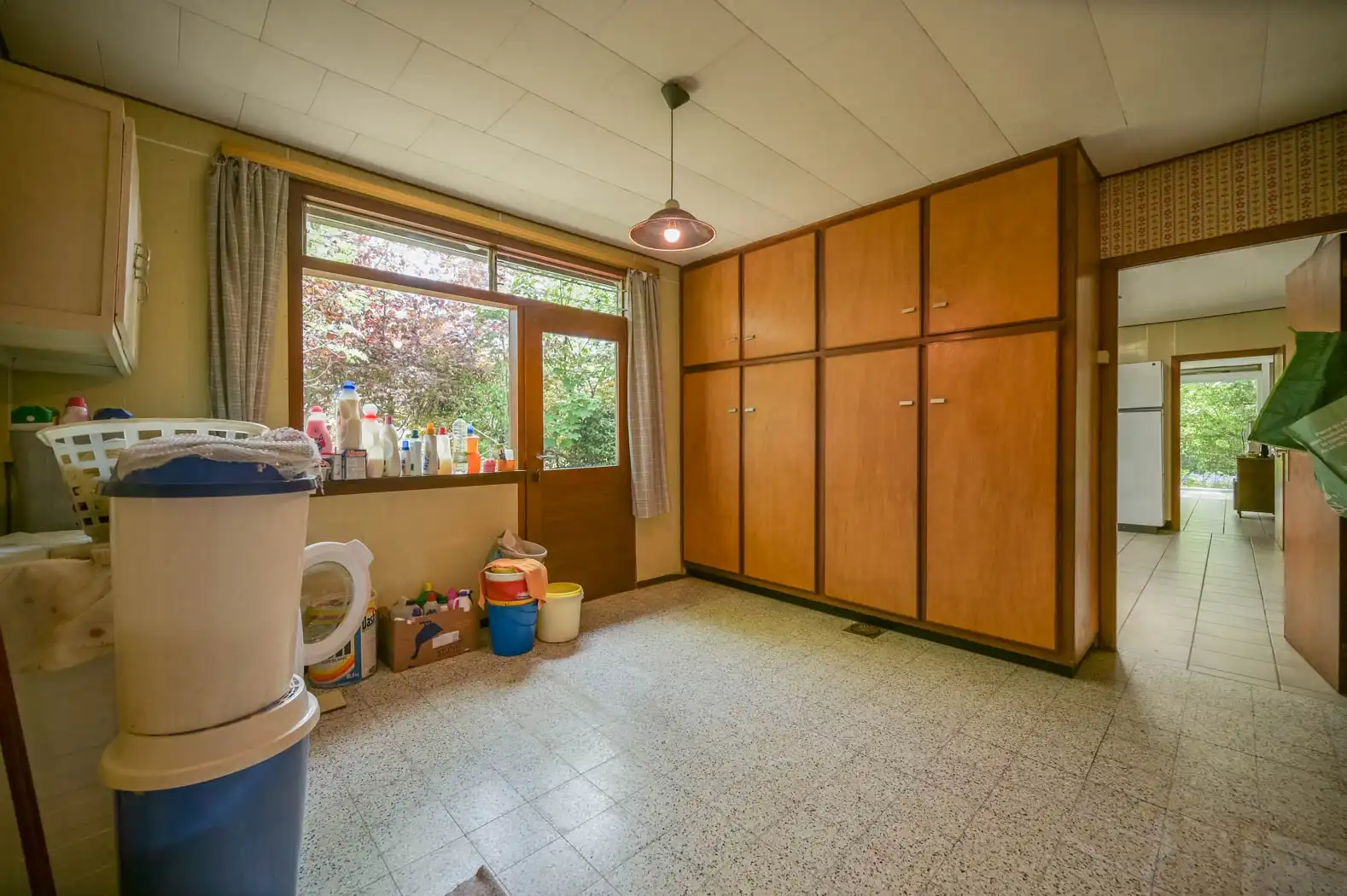 Uniek renovatieproject: lichtrijke en uiterst ruime bungalow met grote inpandige garage op een idyllisch groen perceel foto 11