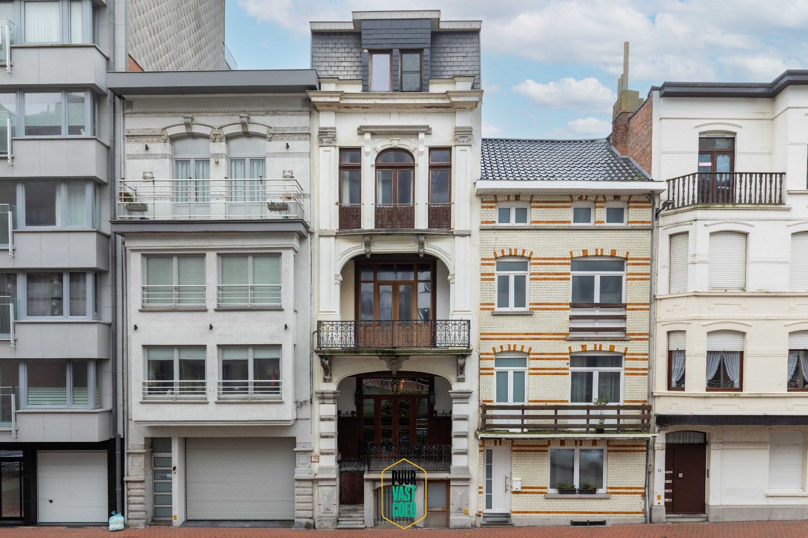 Uitzonderlijk prachtig gerenoveerd Belle Epoque herenhuis met veel potentieel. foto {{pictureIndex}}