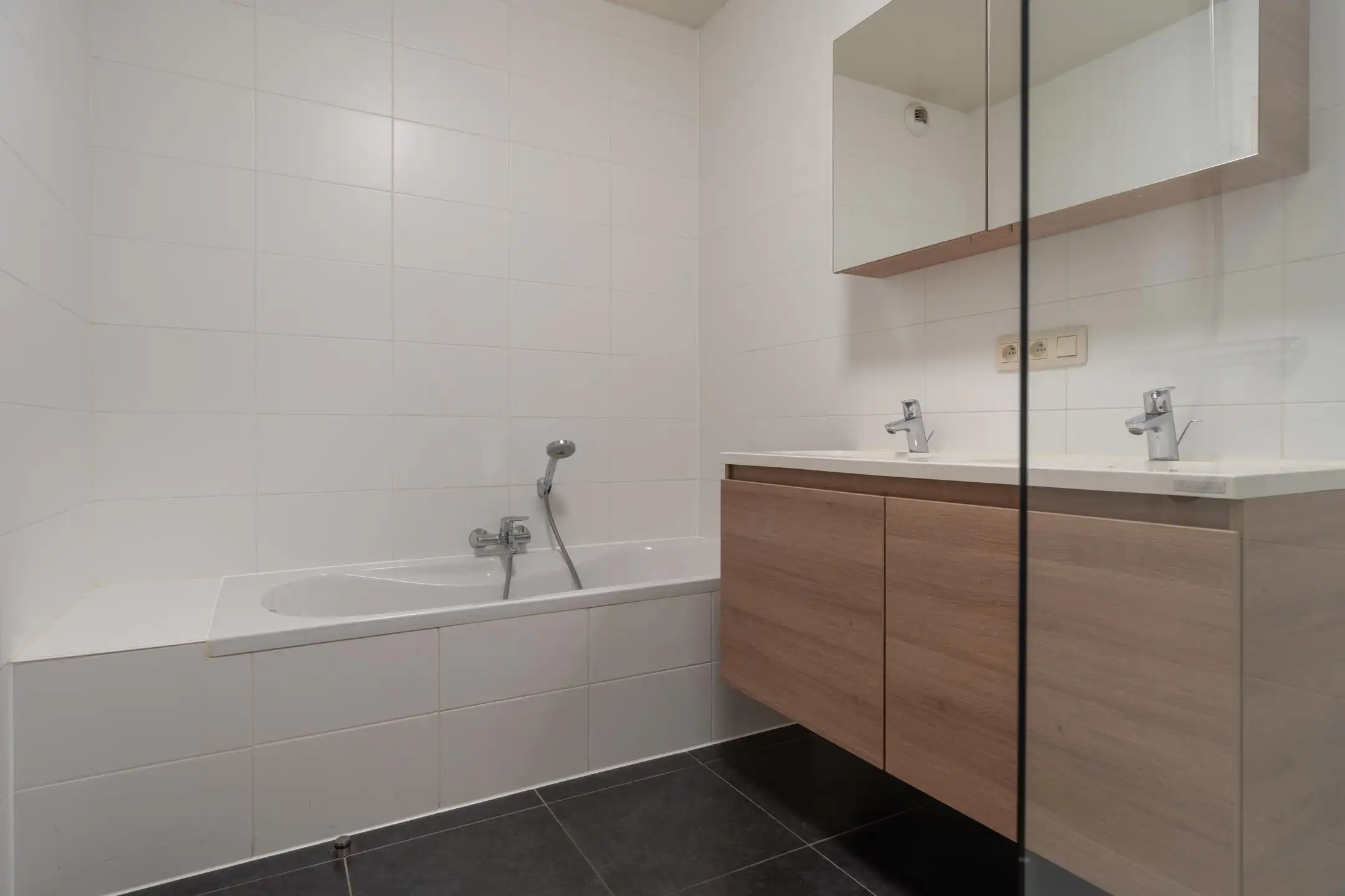 Instapklaar 2-slaapkamer appartement met terras en garagebox foto 12