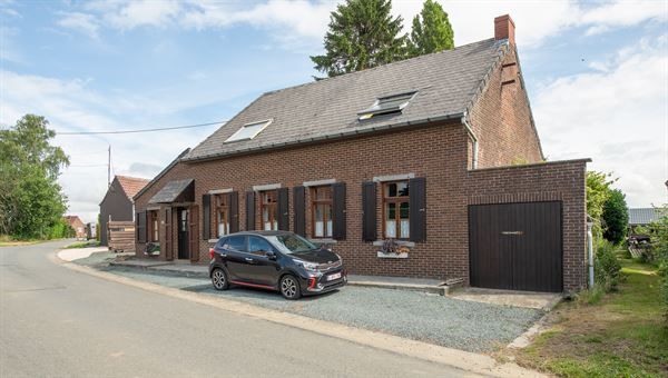 Een ruime, op te knappen, alleenstaande woning met zwembad, op een prachtig perceel van 26 are foto {{pictureIndex}}