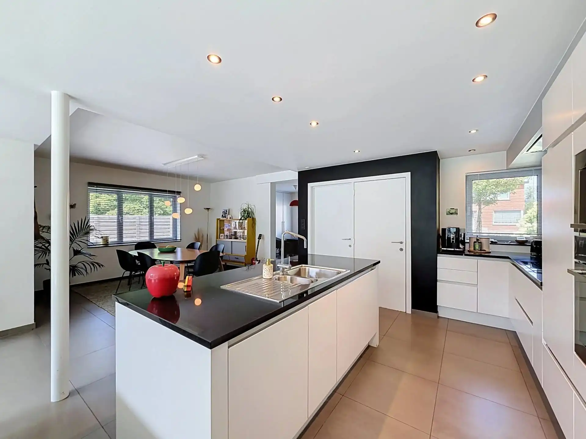 Verrassend ruime instapklare woning met 3 slaapkamers op een mooi perceel. foto 8