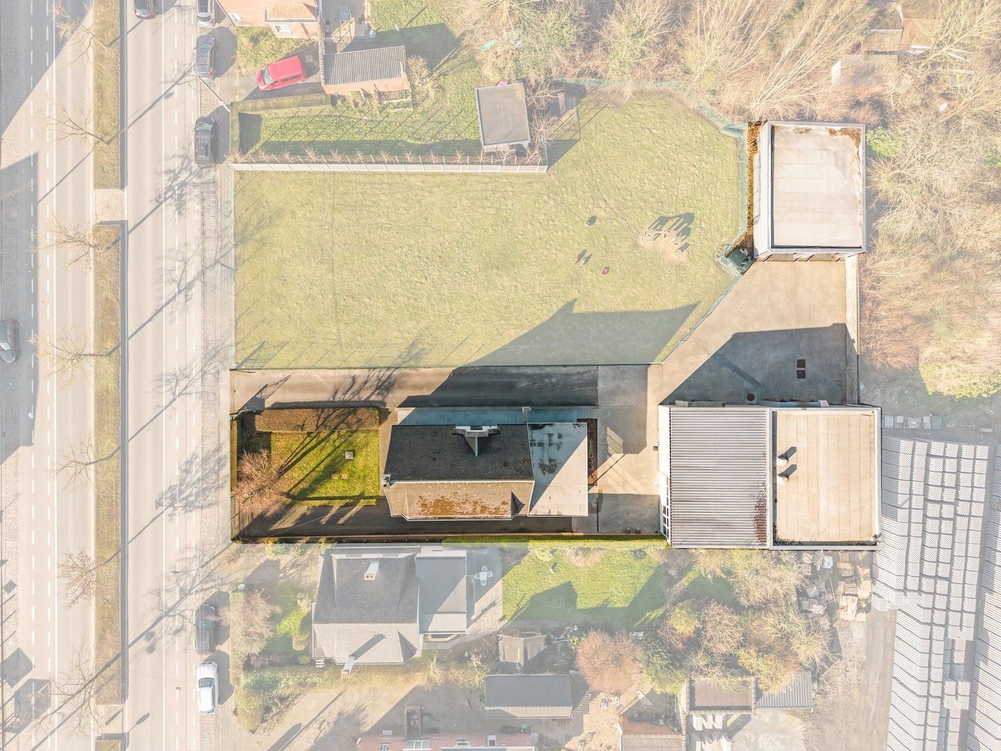 Unieke eigendom met vrijstaande woning met kantoor, loods en een grote dubbele garage foto 26