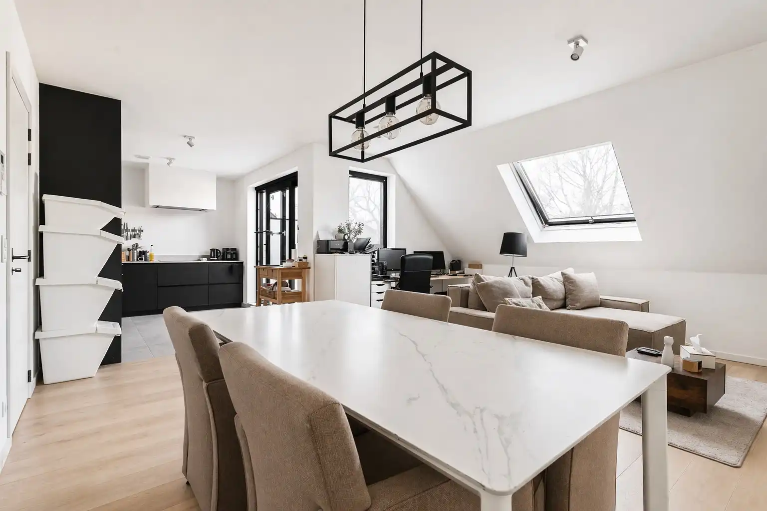 Recent appartement met terras en 2 ondergrondse autostaanplaatsen in het centrum foto 3