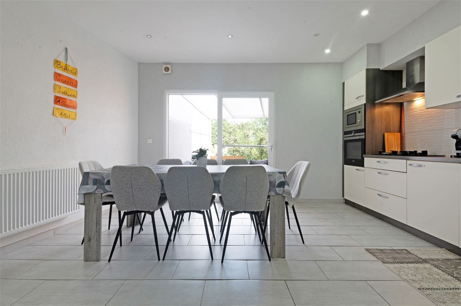 Modern afgewerkte en gerenoveerde gezinswonig met tuin op 2are93 foto 2