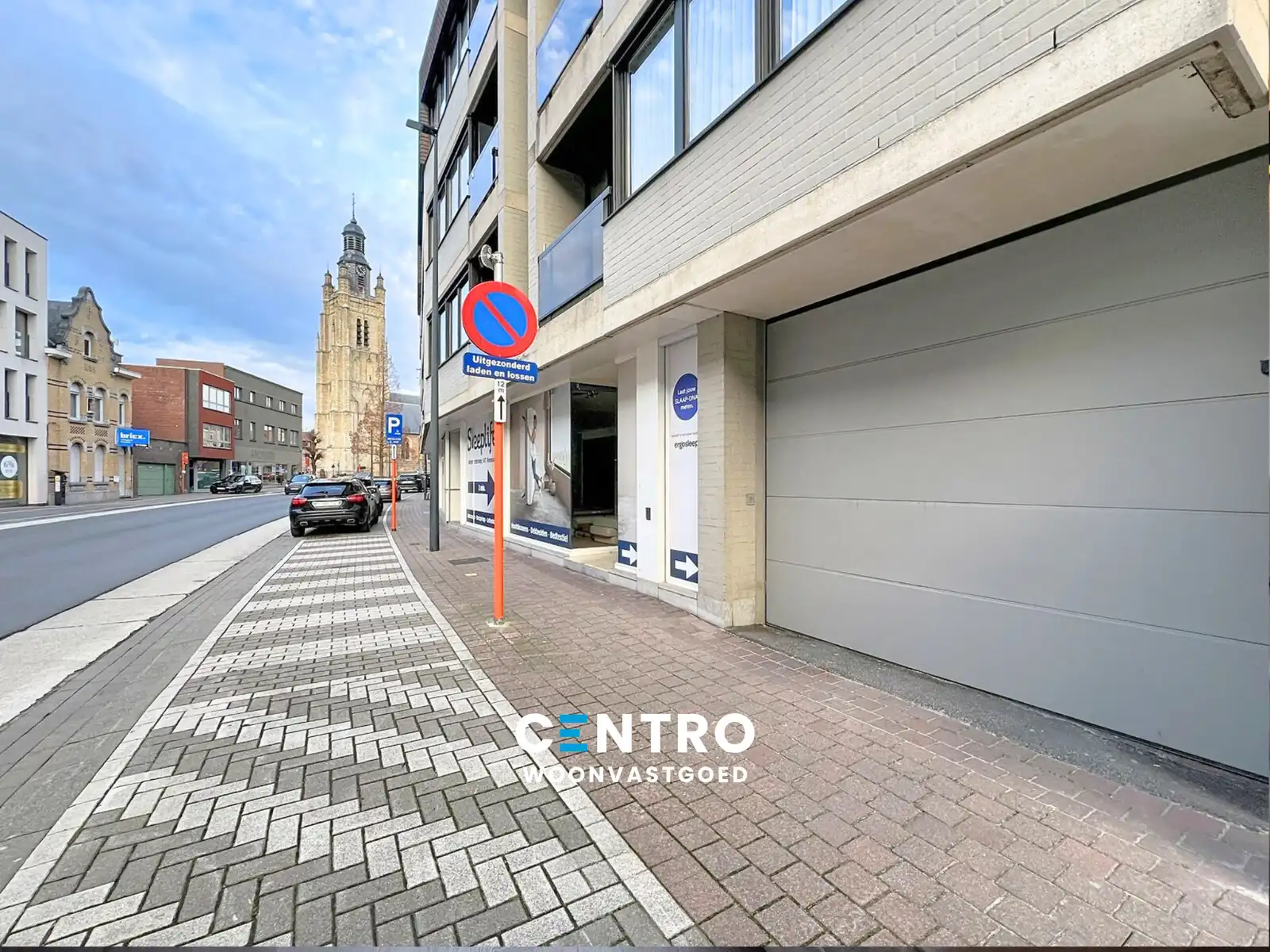 GEMETSTE garage te koop CENTRUM Roeselare nabij Sint-Michielskerk ! foto {{pictureIndex}}