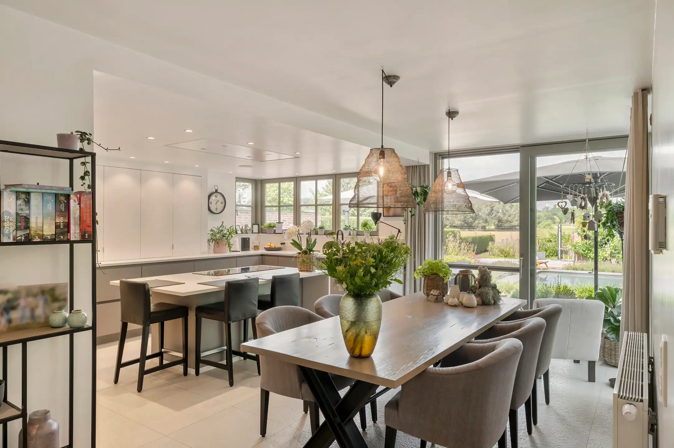 Volledig gerenoveerde woning met 5 slaapkamers, zwembad en prachtig aangelegde tuin op 1.643 m². foto 7