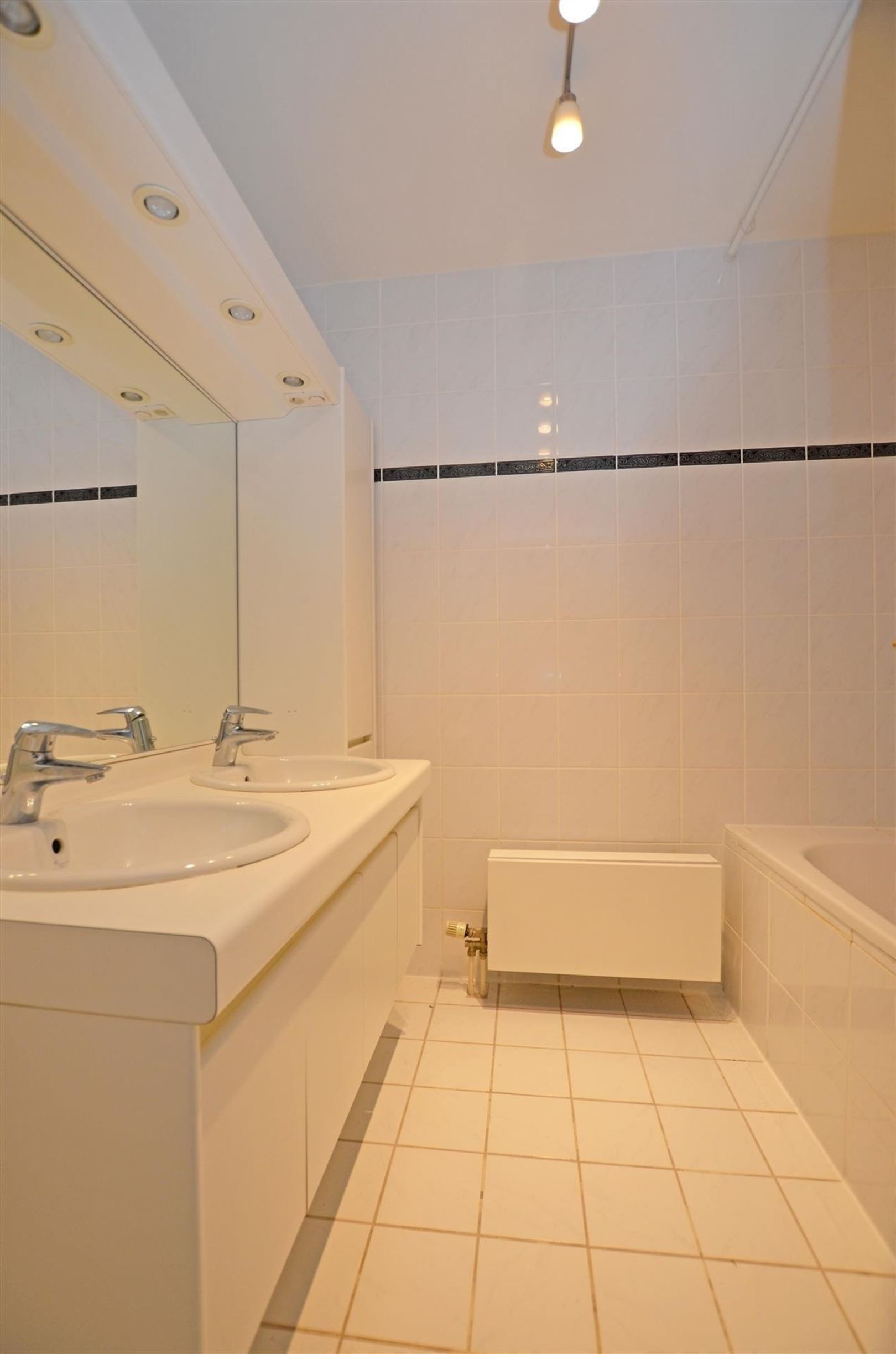 Ruim twee-slaapkamerappartement aan de Kleine Ring van Hasselt  foto 14