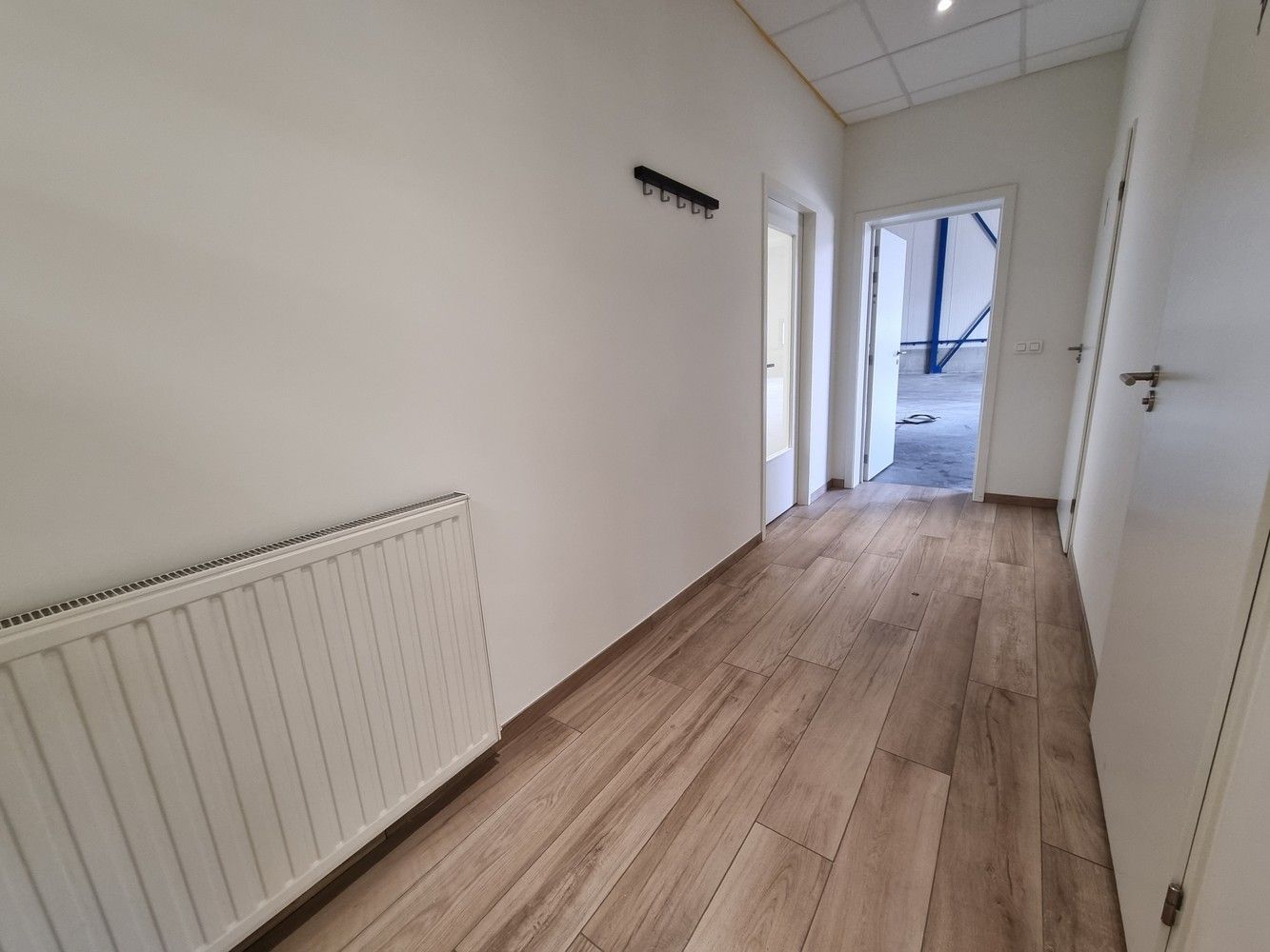 Uitstekend gelegen industrieel gebouw/magazijn met kantoorruimte (400m²) foto 24
