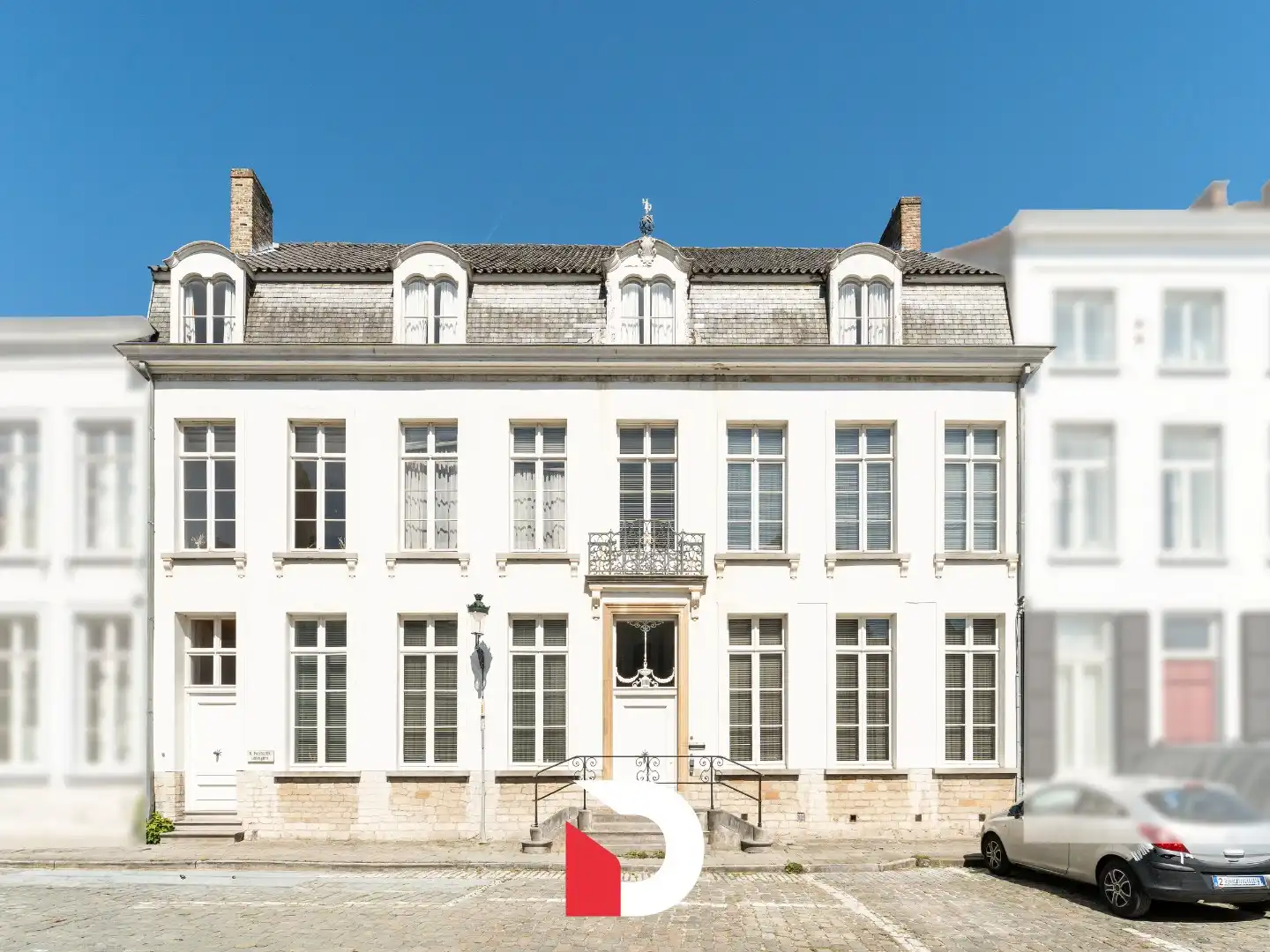 Exclusief burgerhuis met diephuis op een perceel van +/- 592 m² in centrum Brugge. foto {{pictureIndex}}