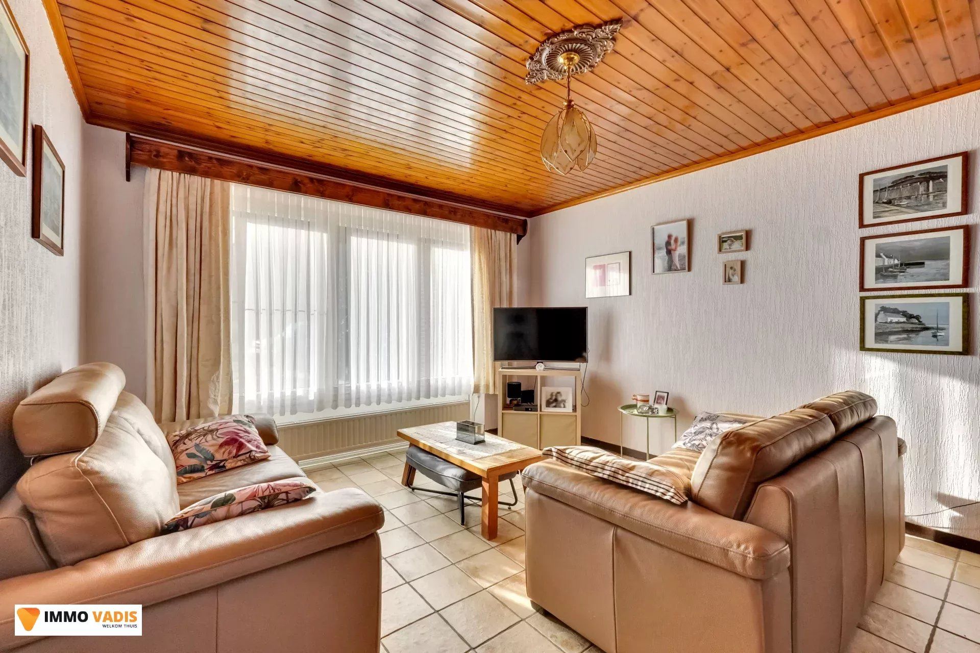 Ruime gezinswoning met drie slaapkamers en inpandige garage foto 3