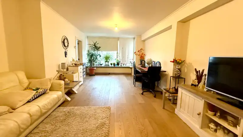 Centraal gelegen, ruim appartement met 2 slaapkamers en balkon foto 2