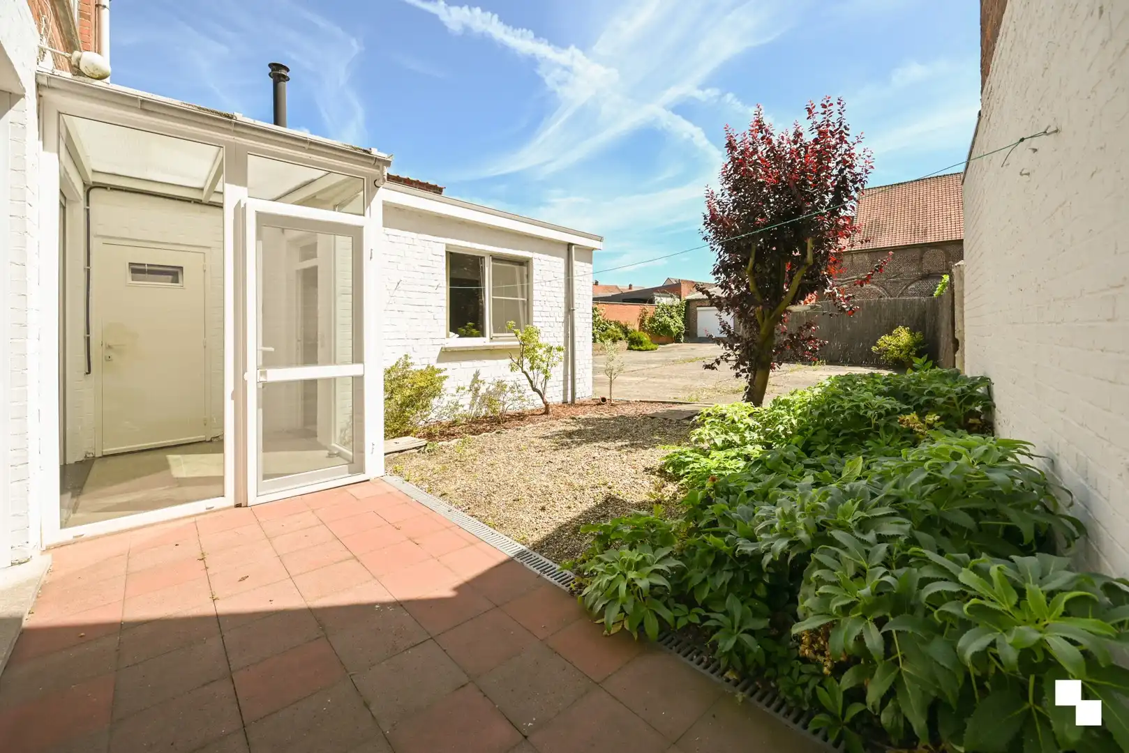 Ruime gezinswoning met vier slaapkamers, garages en extra naastliggend perceel foto 31