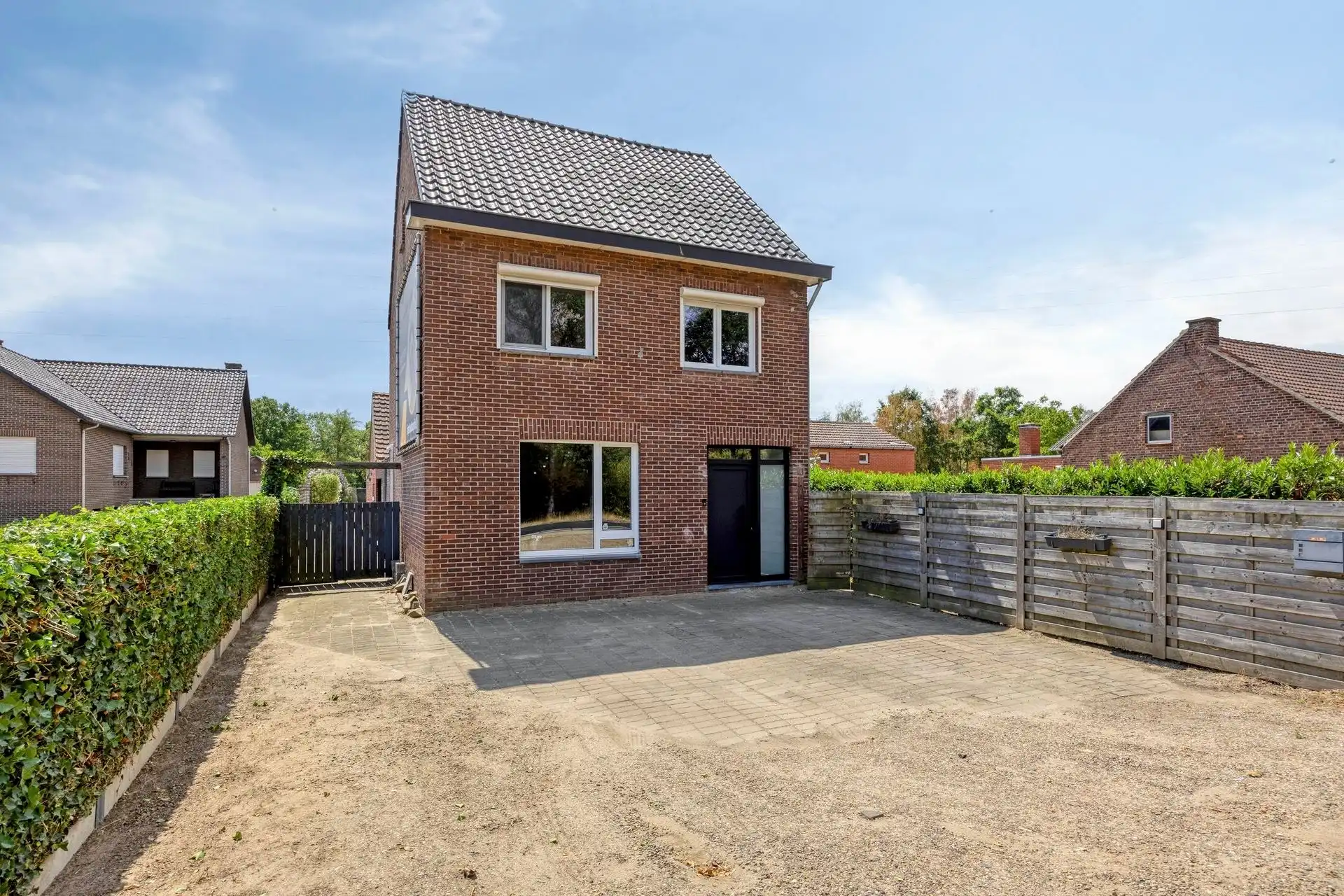 Vrijstaande gezinswoning nabij de grens van Nederland! foto 2