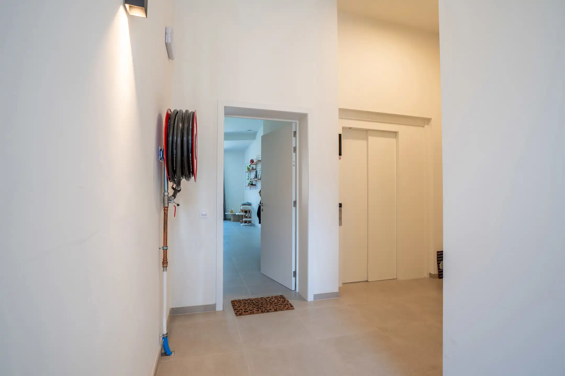 Knap en licht gelijkvl. appartement met terras en tuin foto 21