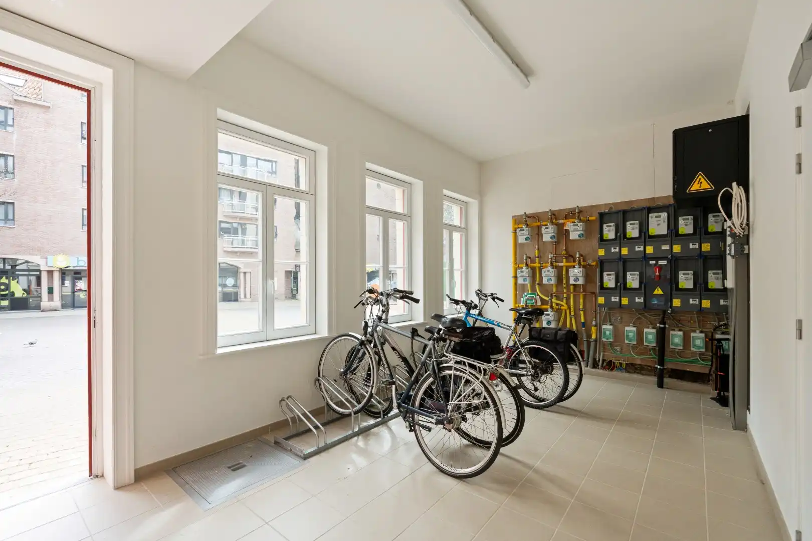 Appartement te koop in Oostende – hoge plafonds en karaktervolle architectuur nabij Achturenplein foto 15