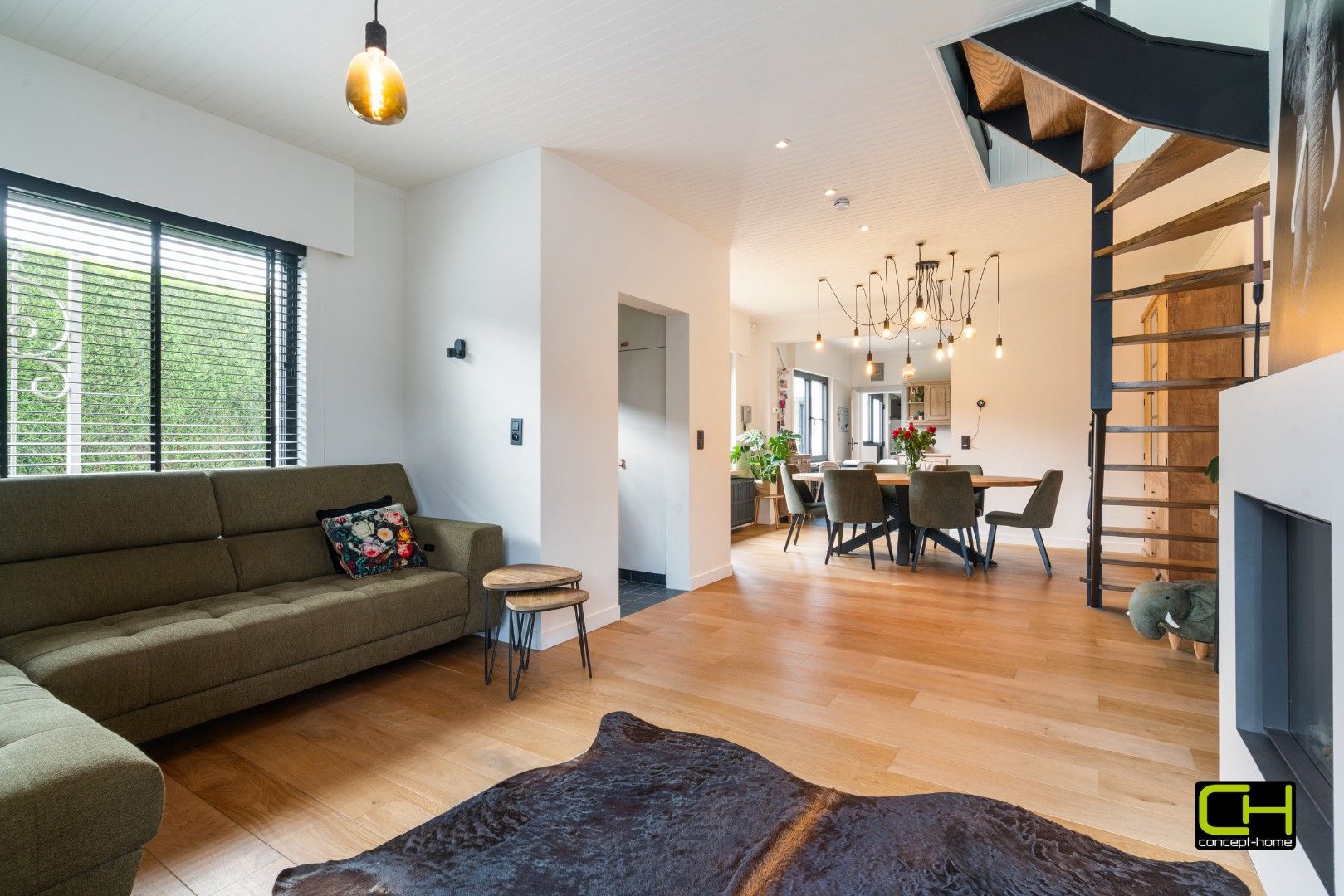 Moderne woning met drie slaapkamers en praktijkruimte te koop in Lievegem foto 2