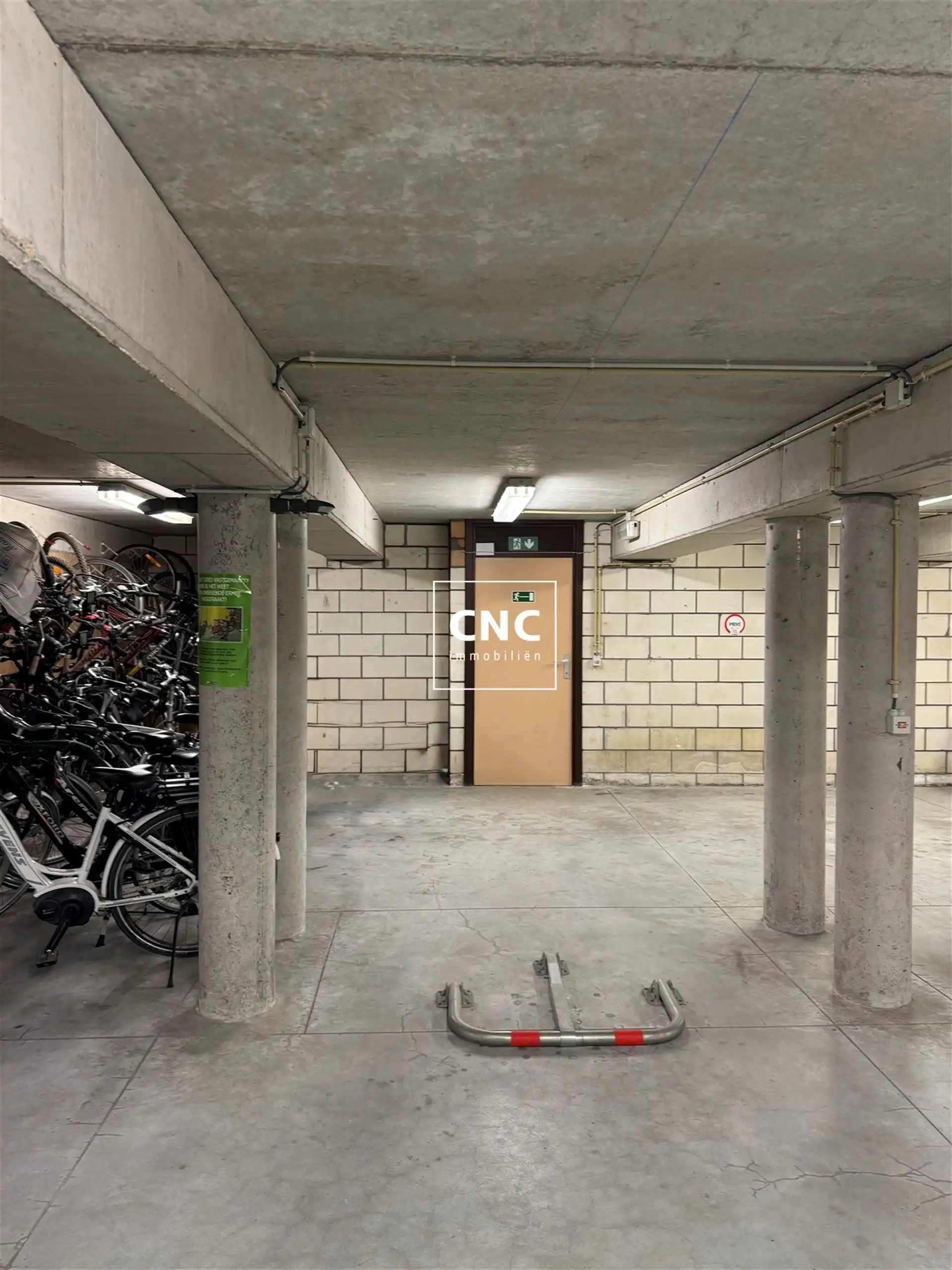 Centraal gelegen autostaanplaats nabij de Lippenslaan foto 2