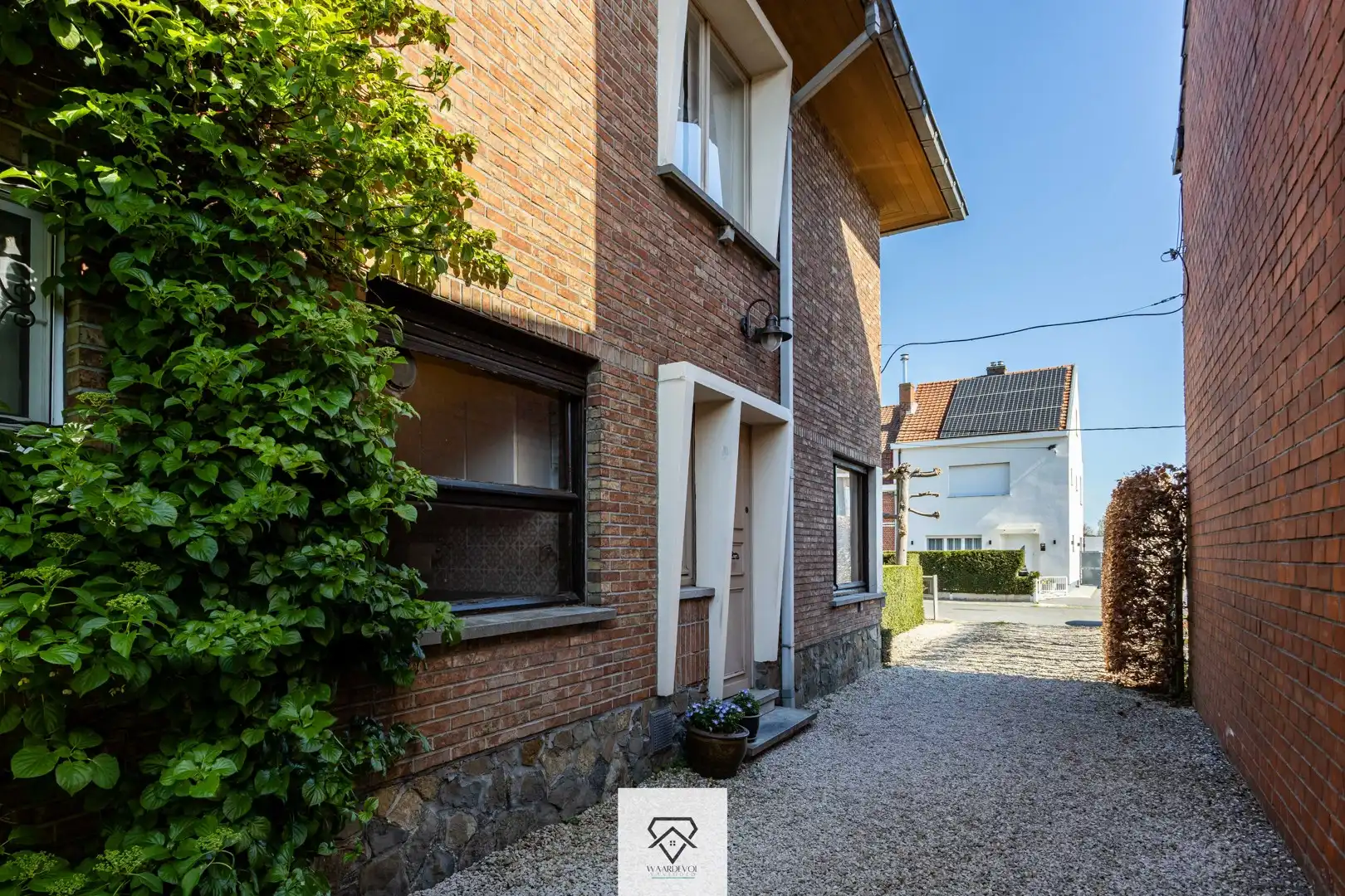 Gezinswoning met tuin en veel potentieel in het gegeerde Oostakker foto 3