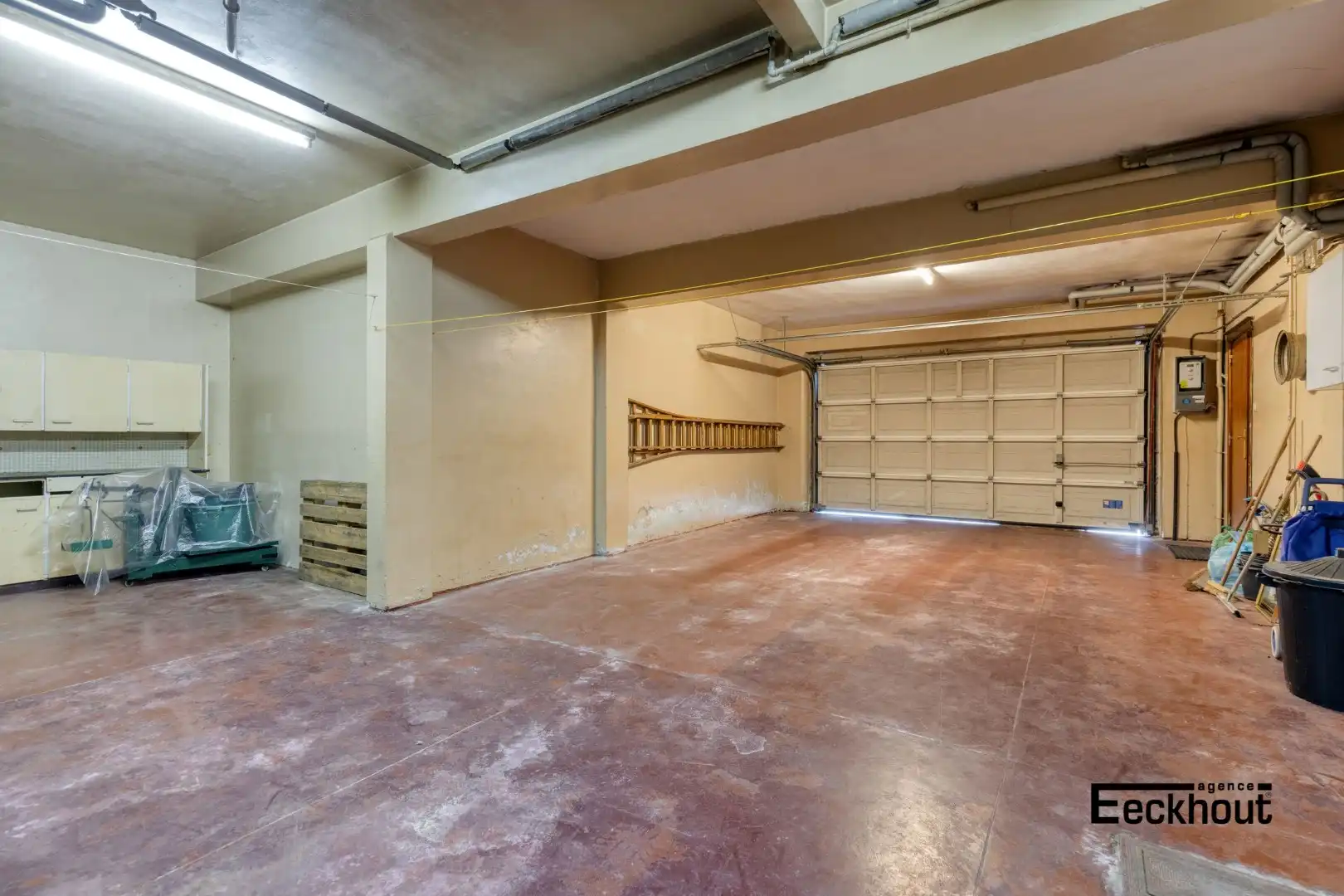 Zeer ruime woning boordevol potentieel met grote garages en mooi open zicht! foto 17