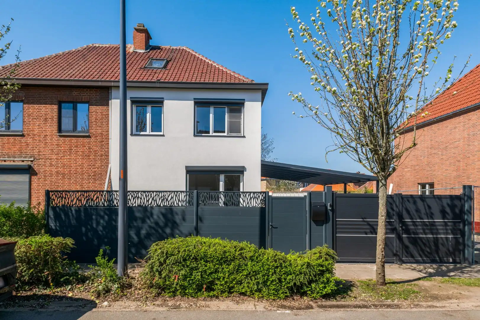 Gerenoveerde woning met tuin, carport en rustige ligging in Willebroek! foto 2