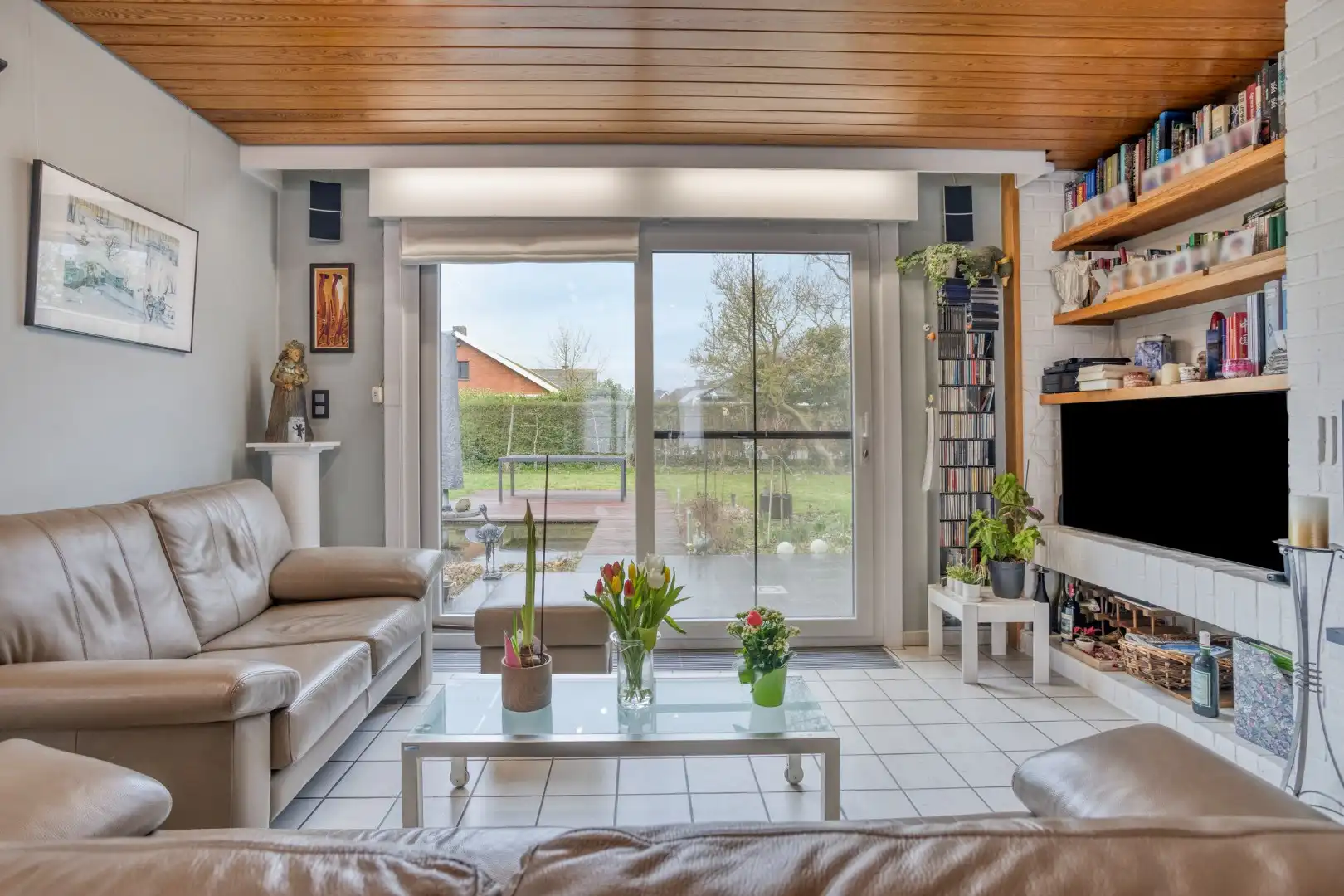 Open bebouwing met mooie tuin en 2 garages op topligging! foto 5