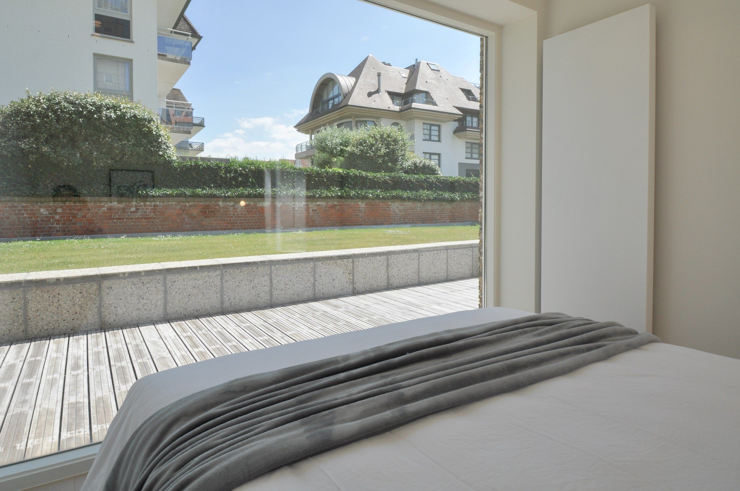 Volledig gerenoveerd hoek-appartement met een ruim zuid gericht terras gelegen aan de Zeedijk in het Zoute. foto 12