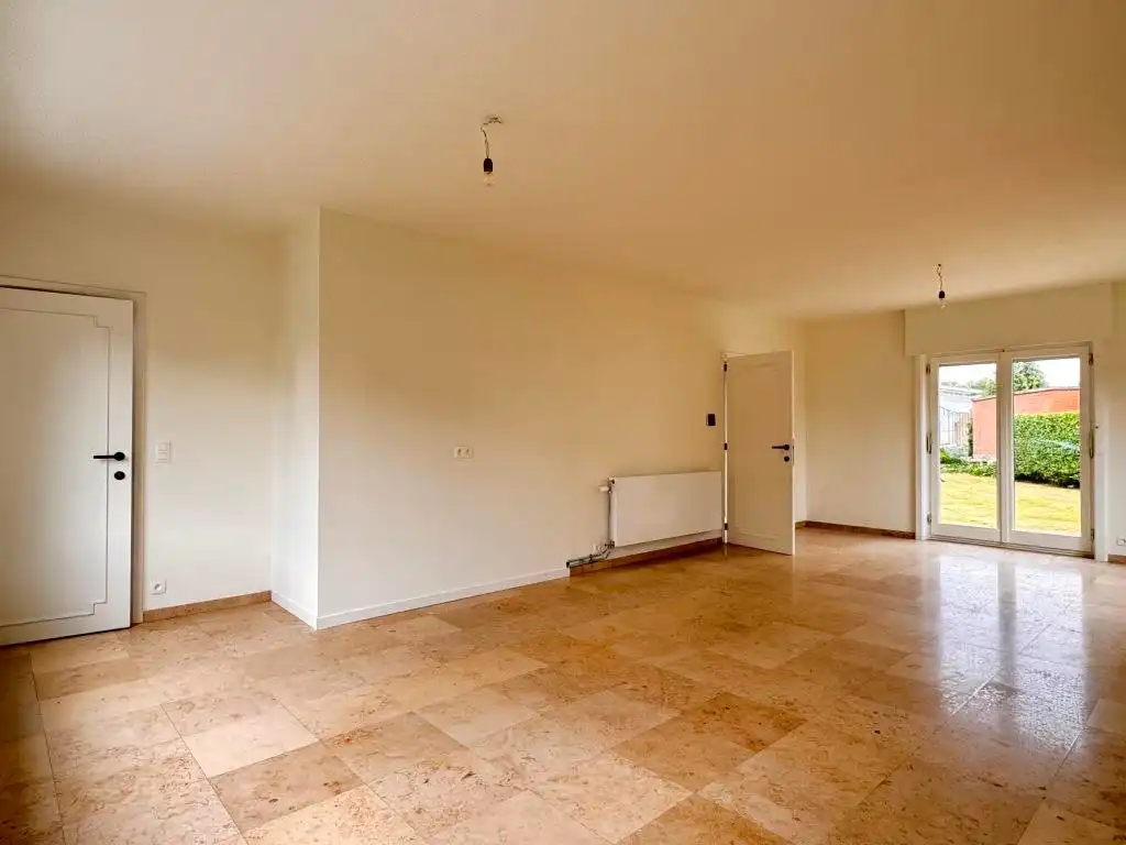 Deze rustig gelegen, alleenstaande woning onderging een grondige renovatie en werd uitgerust met zonnepanelen, vernieuwde beglazing, nieuwe radiatoren, een vernieuwde badkamer en aangelegde oprit. foto 3