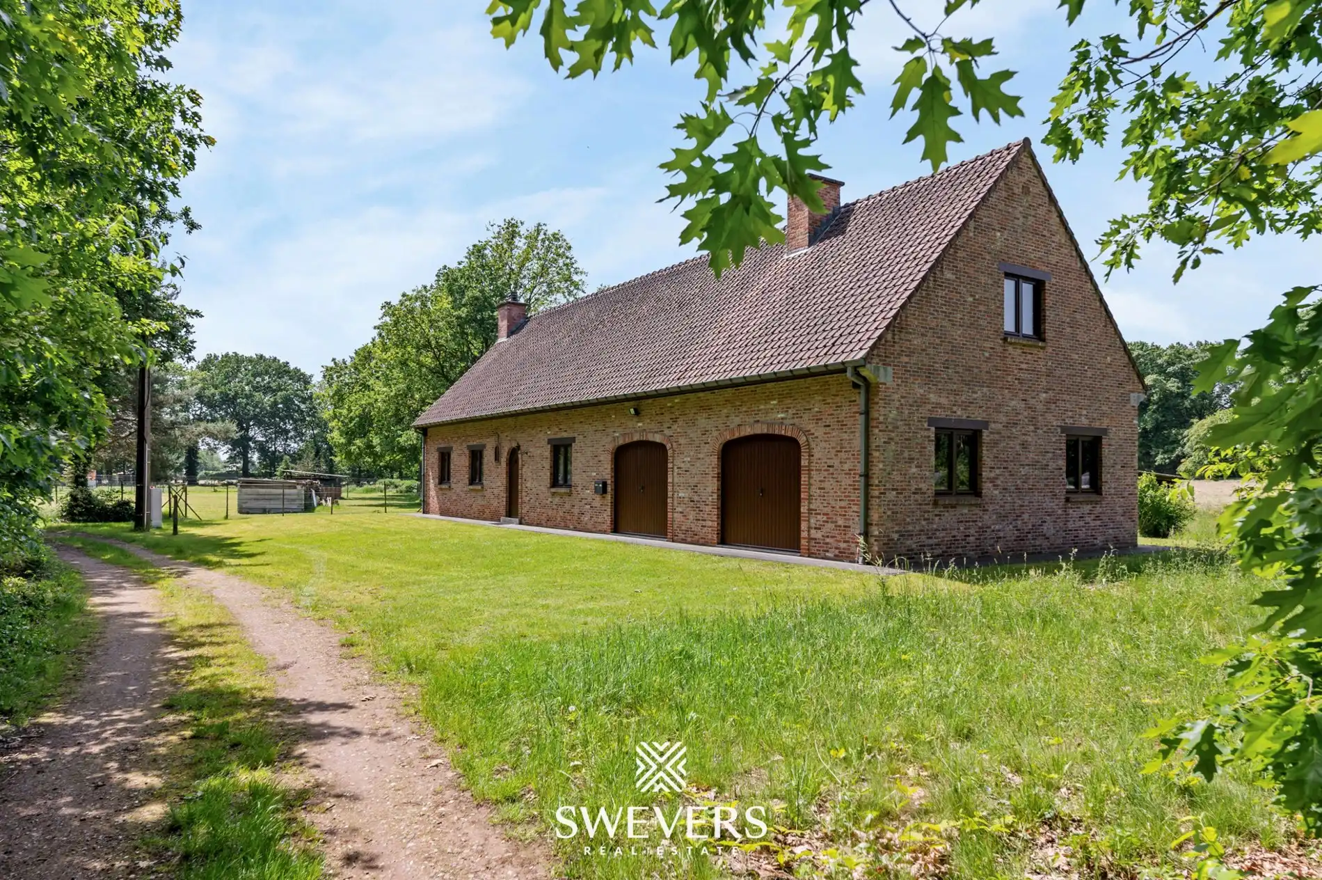 Open bebouwing op 4.010 m² rustig gelegen met flexibele indeling en sterke bouw in Paal foto {{pictureIndex}}