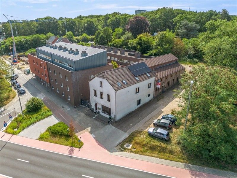 RUIME GERENOVEERDE WONING OP EEN ZEER GOEDE LOCATIE foto 2