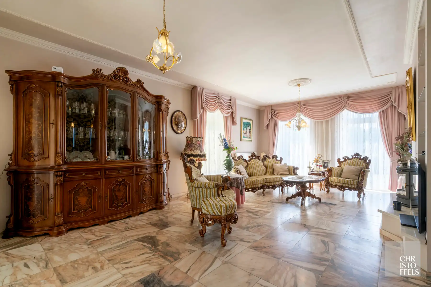 Zeer ruime woning met twee studio's op een perceel van 1950 m²! foto 6