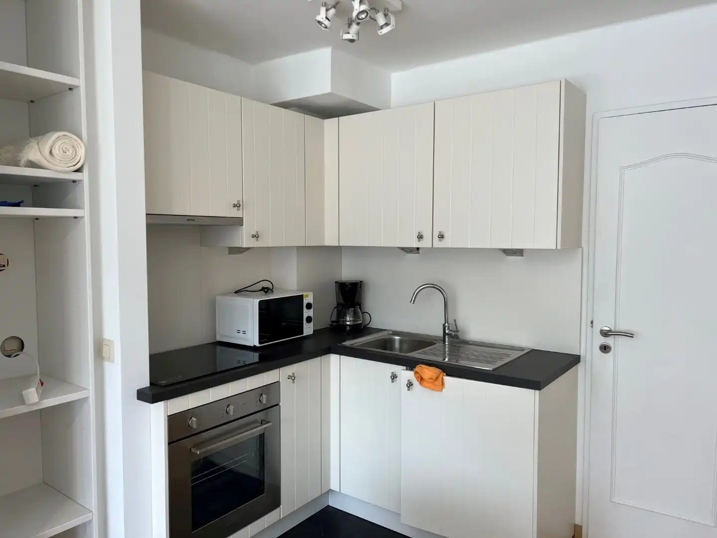 Studio met zijdelings zeezicht centraal gelegen op het Vanbunnenplein foto 8