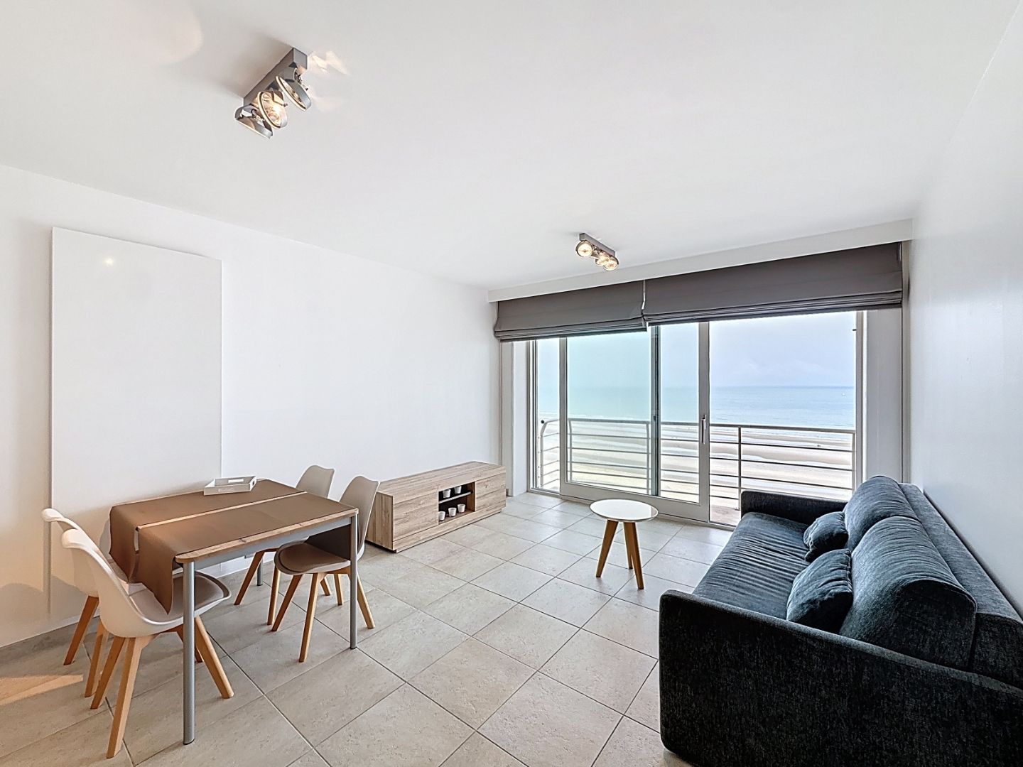 Lichtrijk appartement  op het 15de verdiep met frontaal zeezicht te Nieuwpoort. foto {{pictureIndex}}