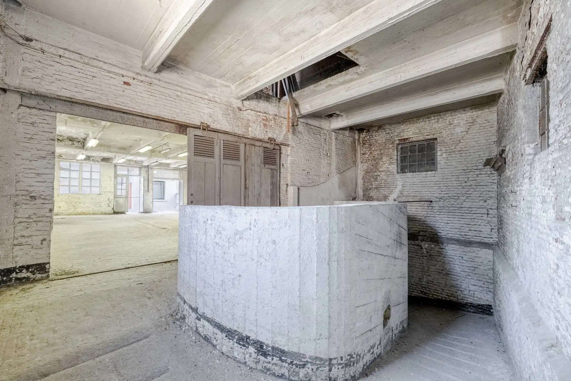 Werkplaats/magazijn van ± 530 m² met kantoor van ± 35 m² foto 19