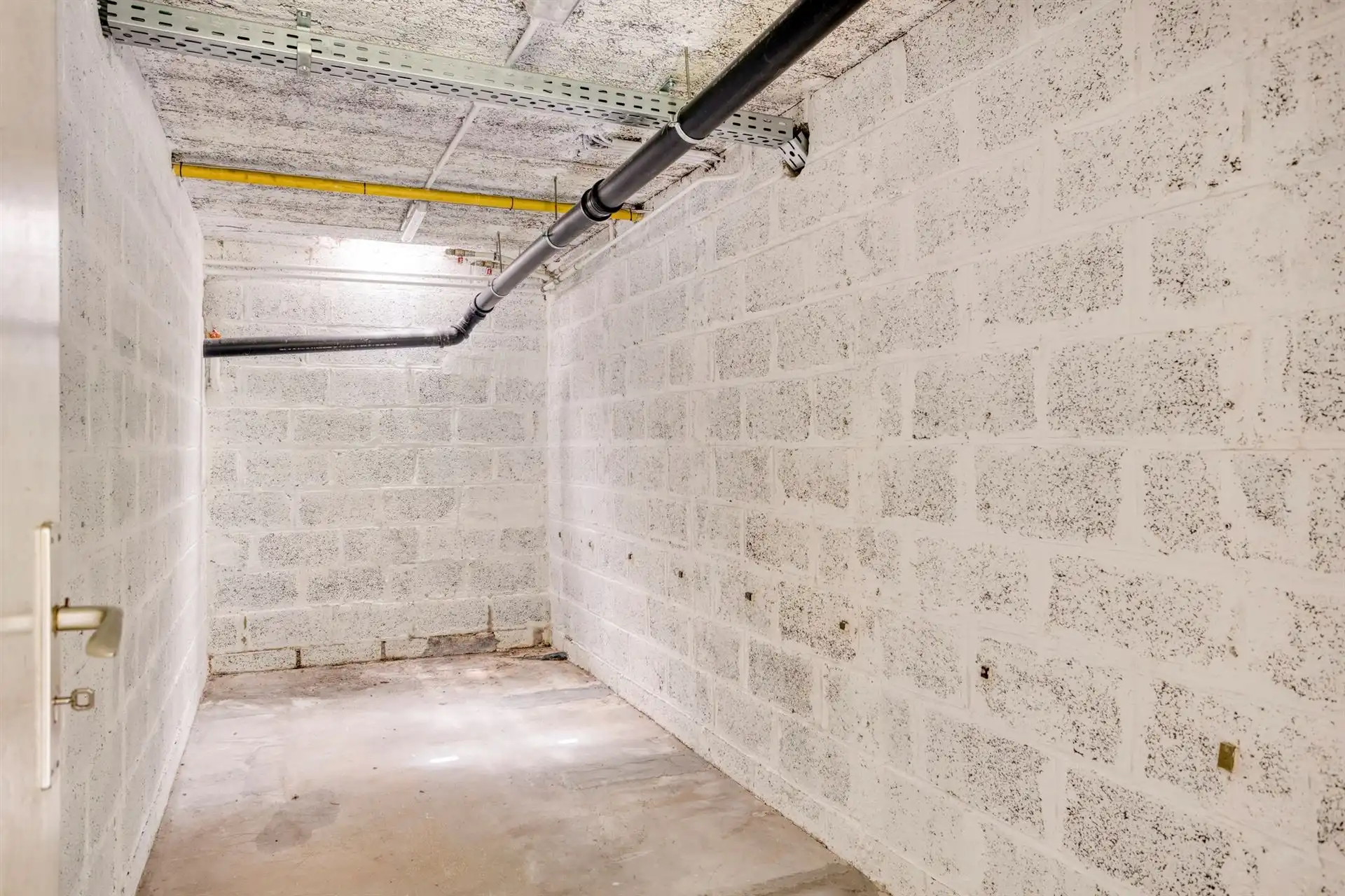 Klassieke villa met enorm potentieel in rustige wijk foto 24