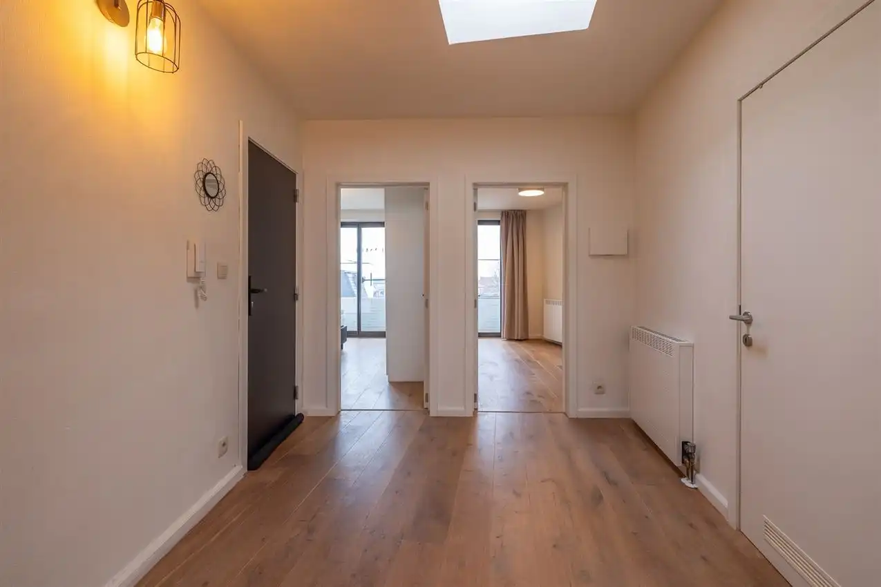 Instapklaar, volledig gerenoveerd appartement met twee terrassen foto 14