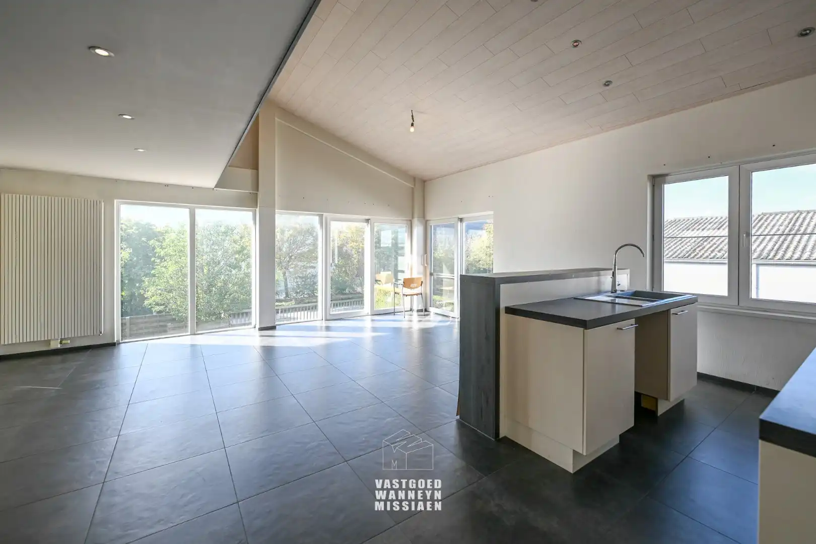 Loods met laadkade, geïntegreerd kantoor en conciërgewoning op 1124 m² foto 22