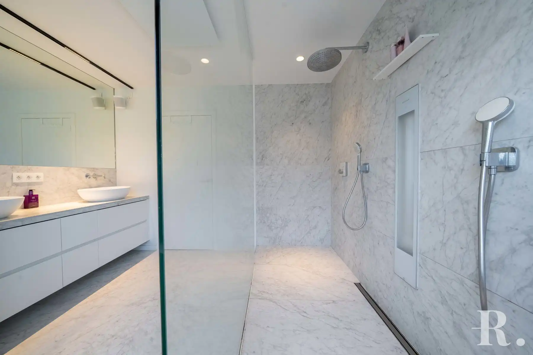 Instapklare woning met alle luxe en zwembad op goede locatie foto 14