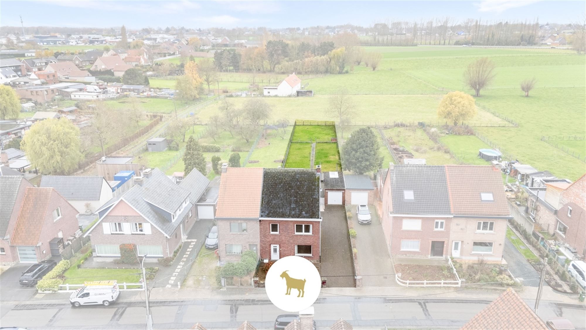 Te renoveren HALFOPEN WONING met 3 SLAAPKAMERS en GARAGE op een ruim PERCEEL GROND van 843m² foto 3