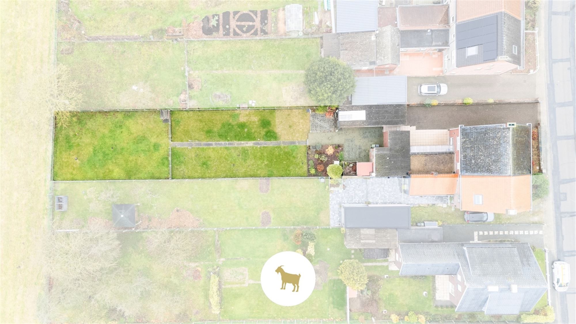 Te renoveren HALFOPEN WONING met 3 SLAAPKAMERS en GARAGE op een ruim PERCEEL GROND van 843m² foto 3