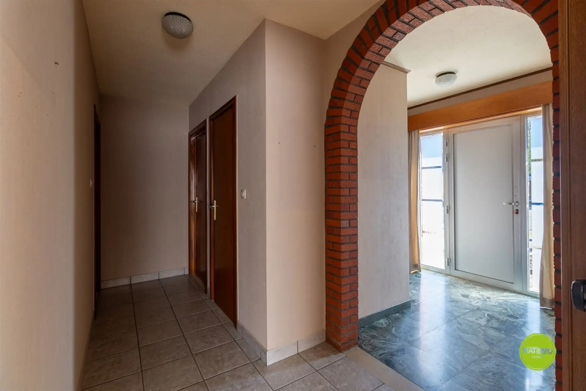 Ruime open bebouwing met 6 slaapkamers op 750 m2 grond foto 4